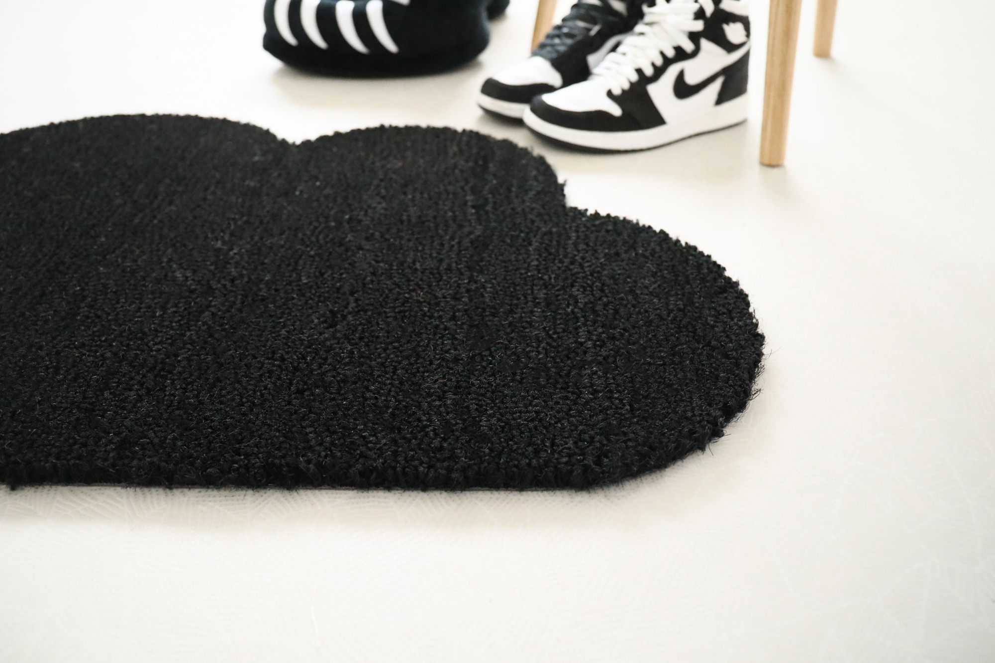 Tapis d'entrée déco Nuage - Fibre de Coco 17mm - Noir, surface dense en coco soulignant sa forme tout en rondeur