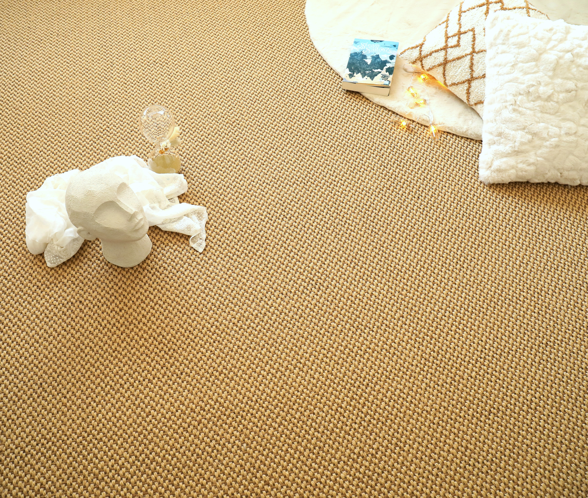 Sol Sisal - Grâce - Camel doré révélant son tissage en camaïeu et ses nuances inspirées des fibres végétales