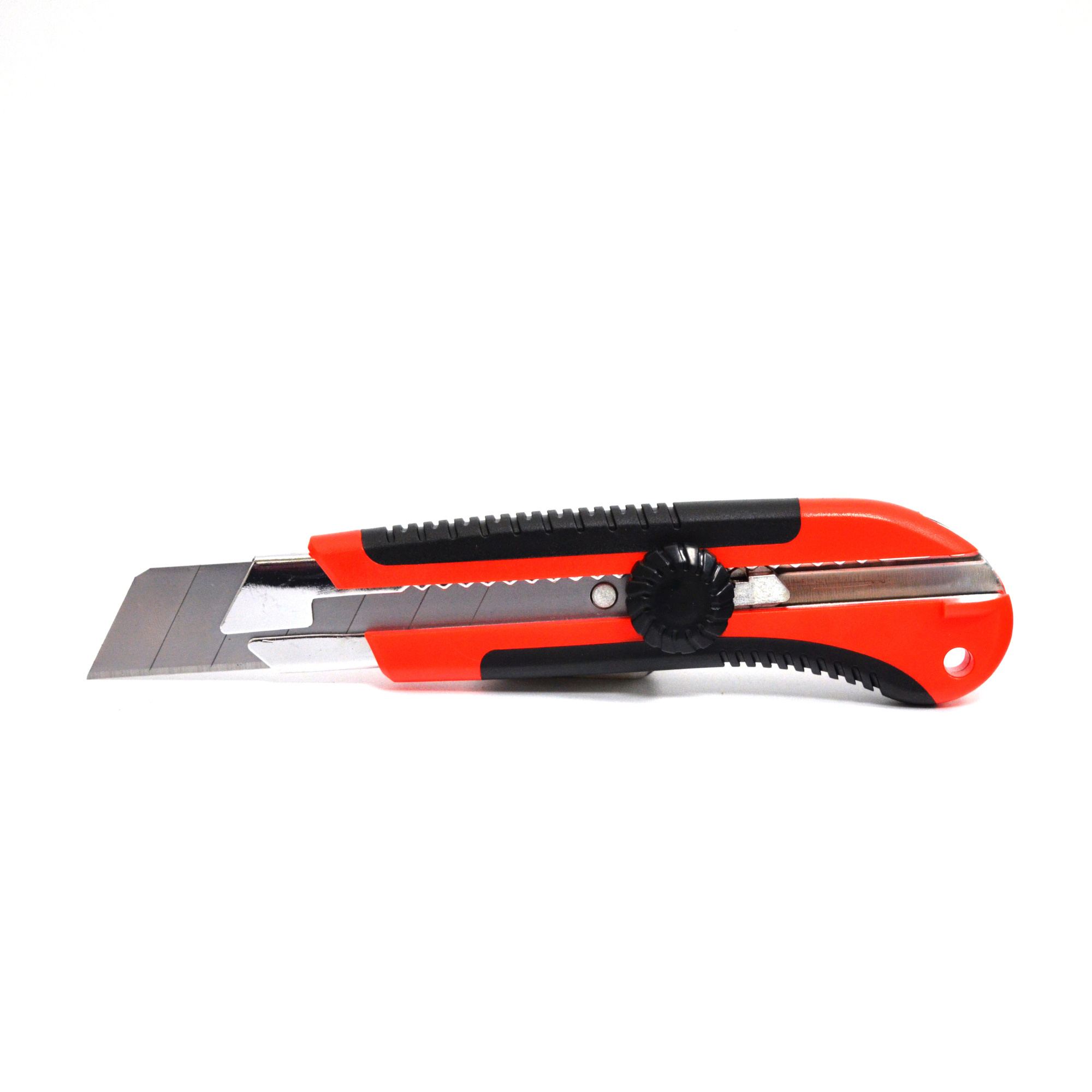 Cutter professionnel 25 mm livré avec une lame, poignée ergonomique bi-matière antidérapante
