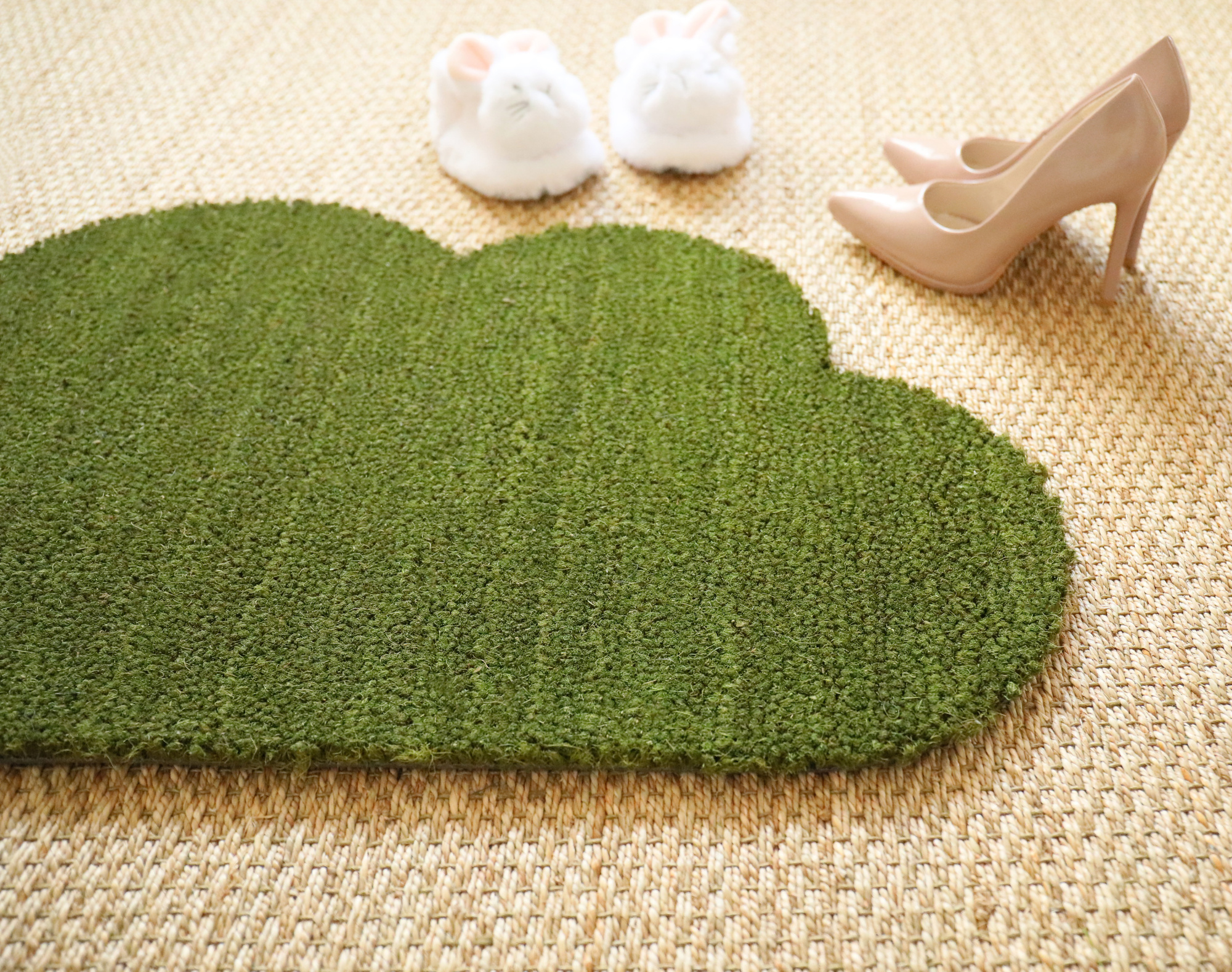 Tapis d'entrée déco Nuage - Fibre de Coco 17mm - Vert, silhouette originale accompagnée de chaussures dans une ambiance naturelle