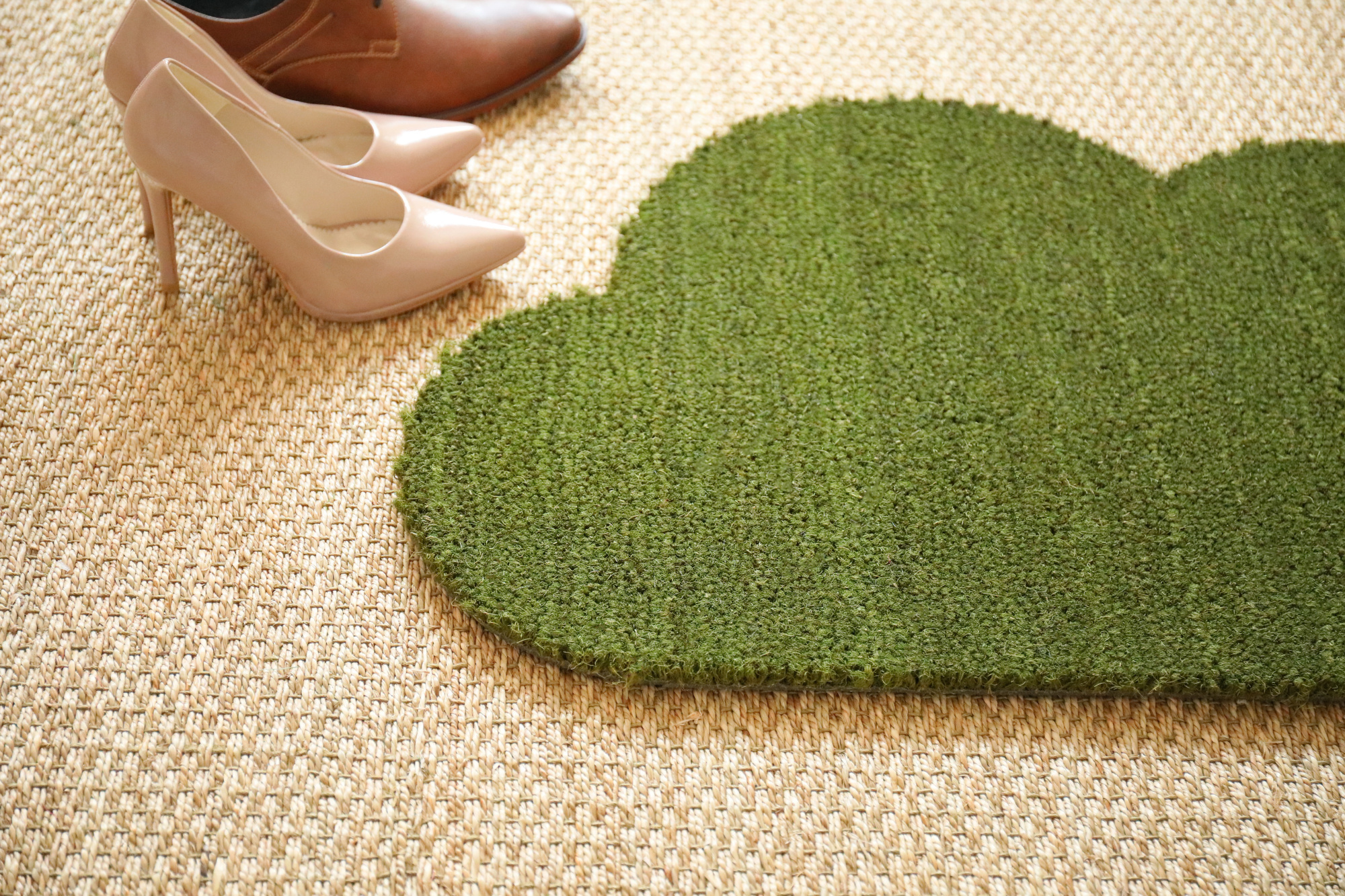 Tapis d'entrée déco Nuage - Fibre de Coco 17mm - Vert pour apporter couleur et fraîcheur à une entrée lumineuse