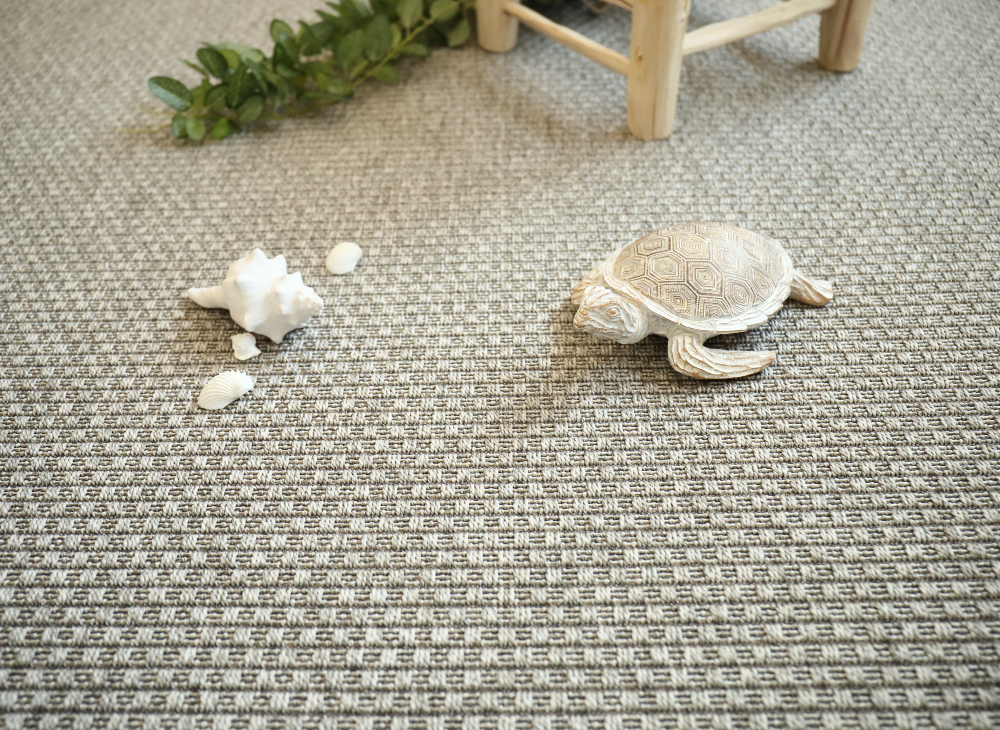 Tissé plat aspect naturel - Backstage - Embrun avec coquillages décoratifs et mobilier en bois clair dans une ambiance naturelle