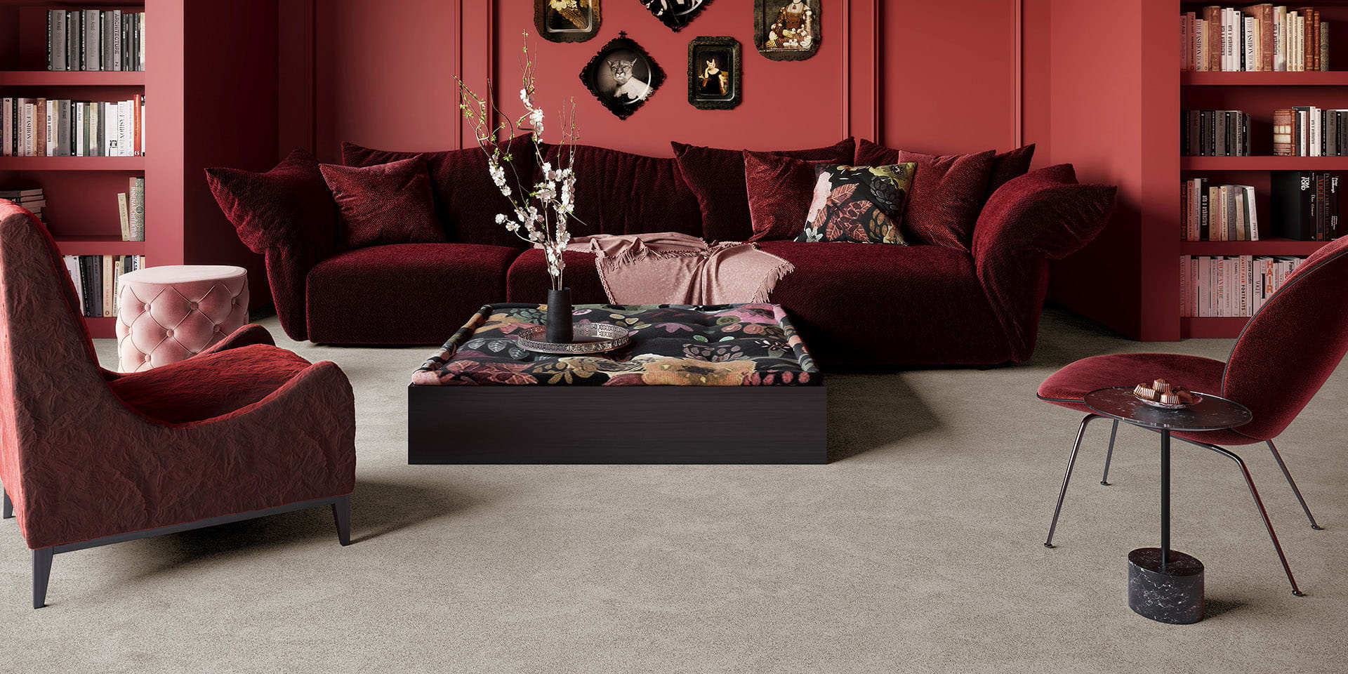Ambiance intérieure riche où le tapis sur mesure Chroma Sense Soie beige adoucit le contraste des assises bordeaux