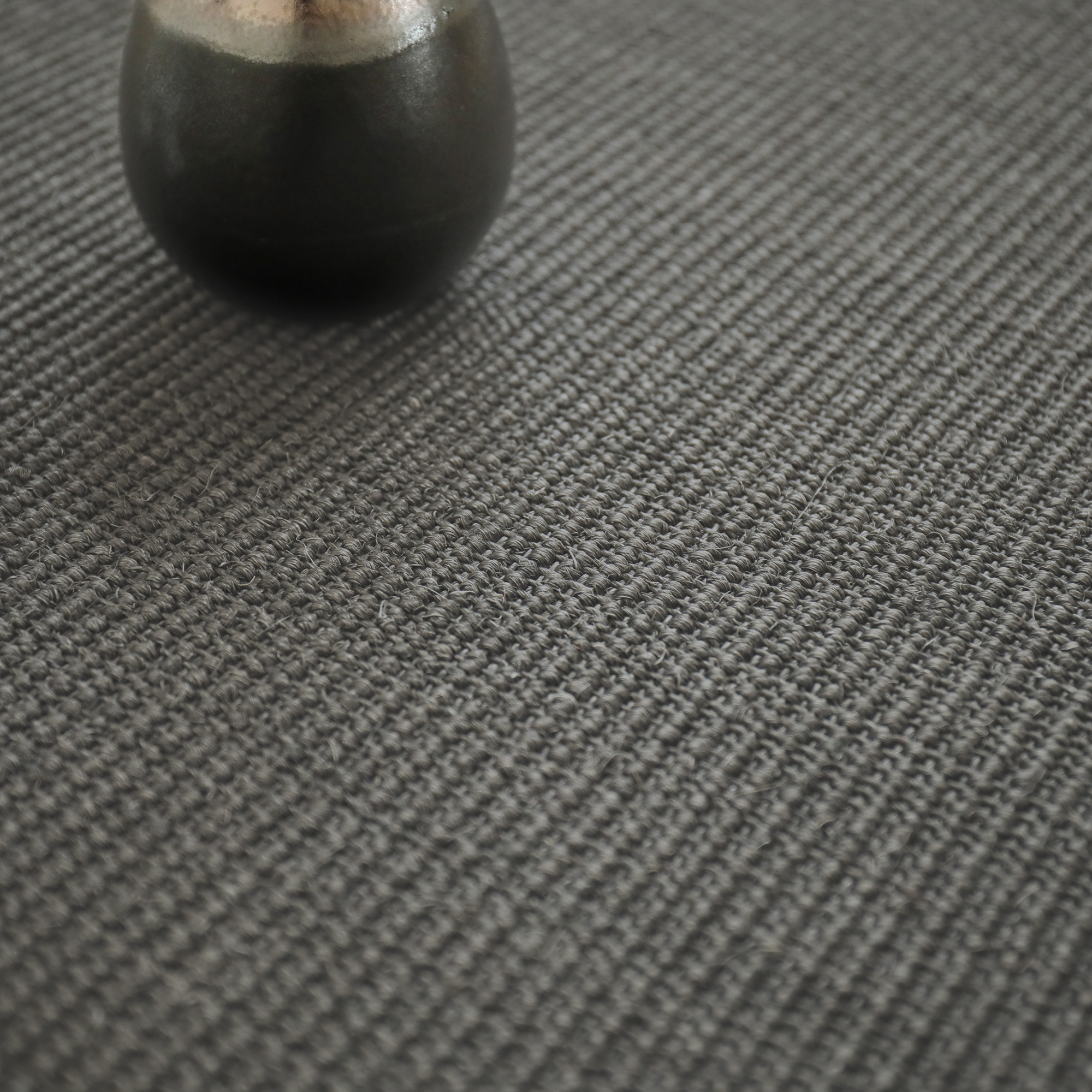 Sol Sisal - Minimal - Gris cendré mettant en valeur sa texture autour d'un vase décoratif
