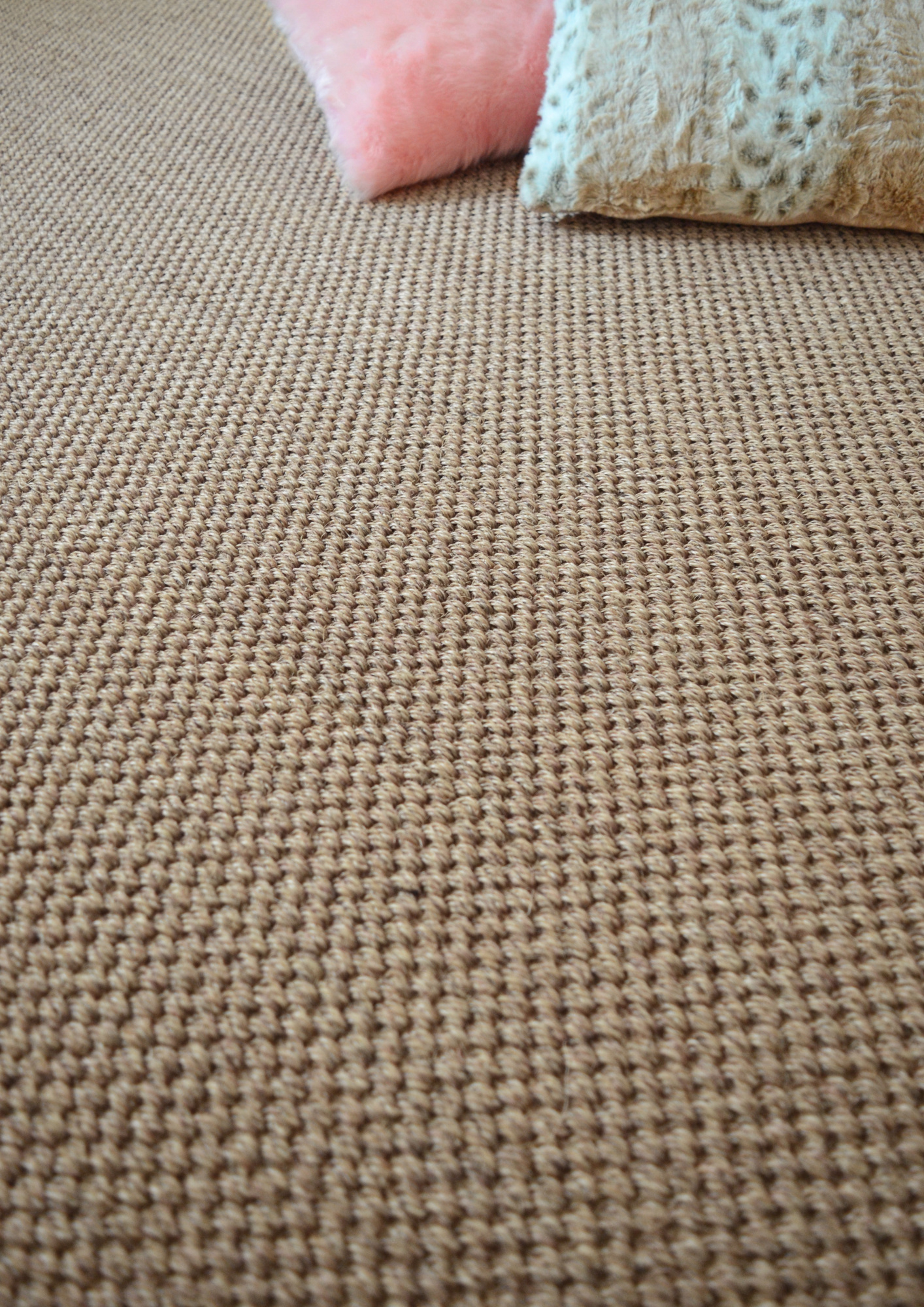 Sol Sisal - Muse - Seigle associé à des coussins aux tons doux dans une ambiance cocooning