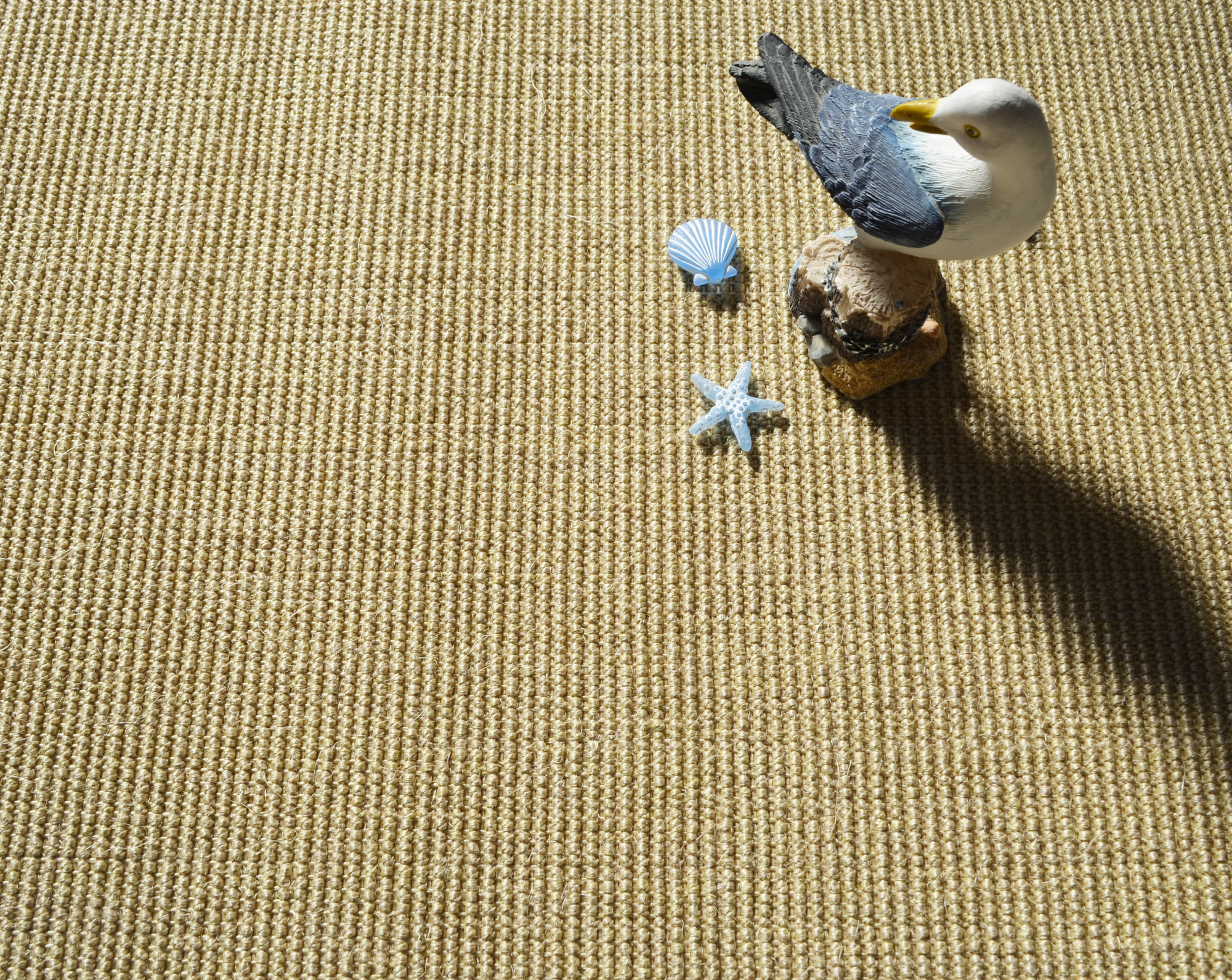 Sol Sisal - Minimal - Champs de Blé avec oiseau décoratif bleu, étoile de mer et coquillages posés sur le revêtement