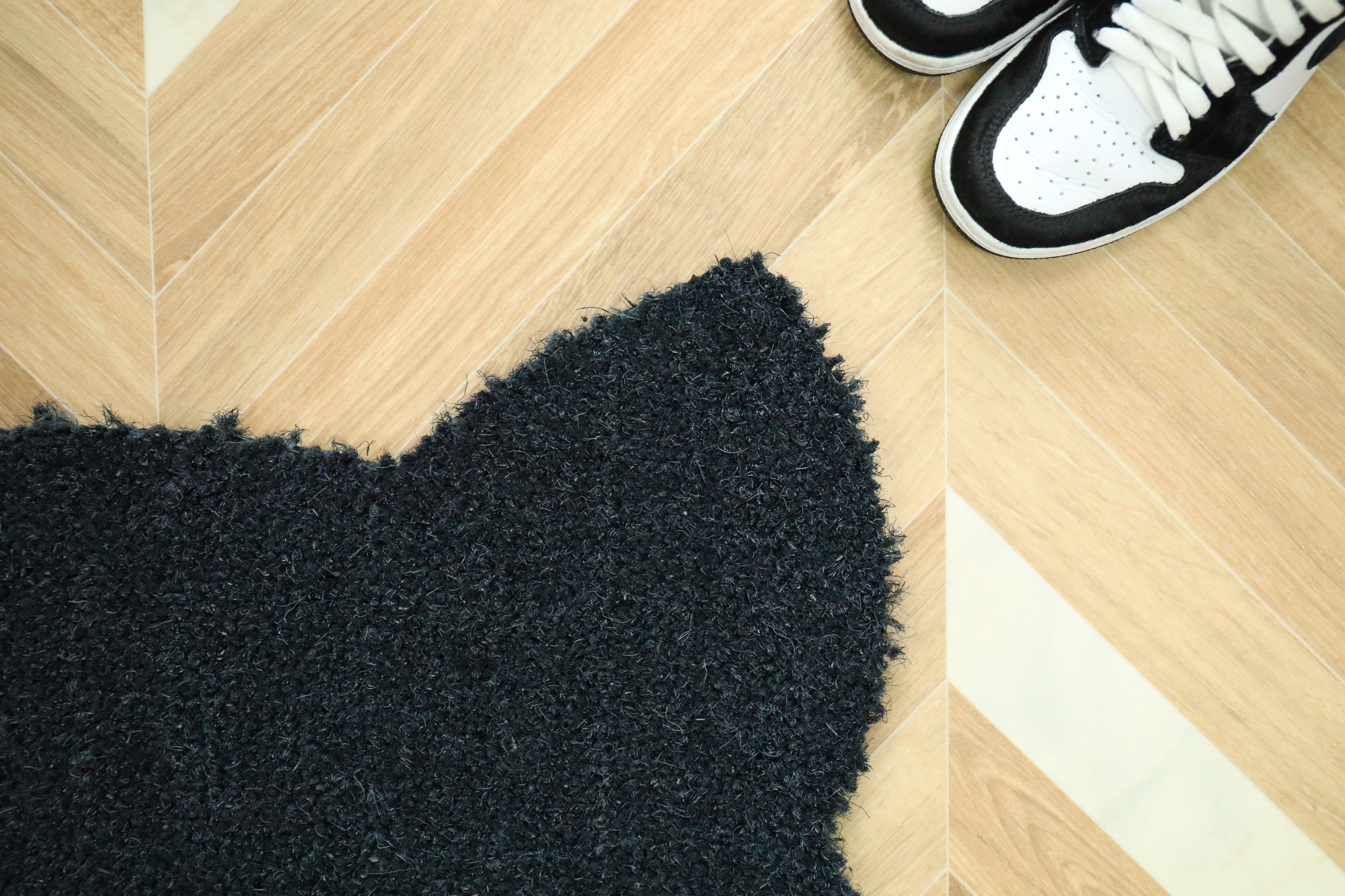 Tapis d’entrée déco Chat - Fibre de Coco 17mm - Anthracite, détail des fibres et de la découpe en forme d’oreille