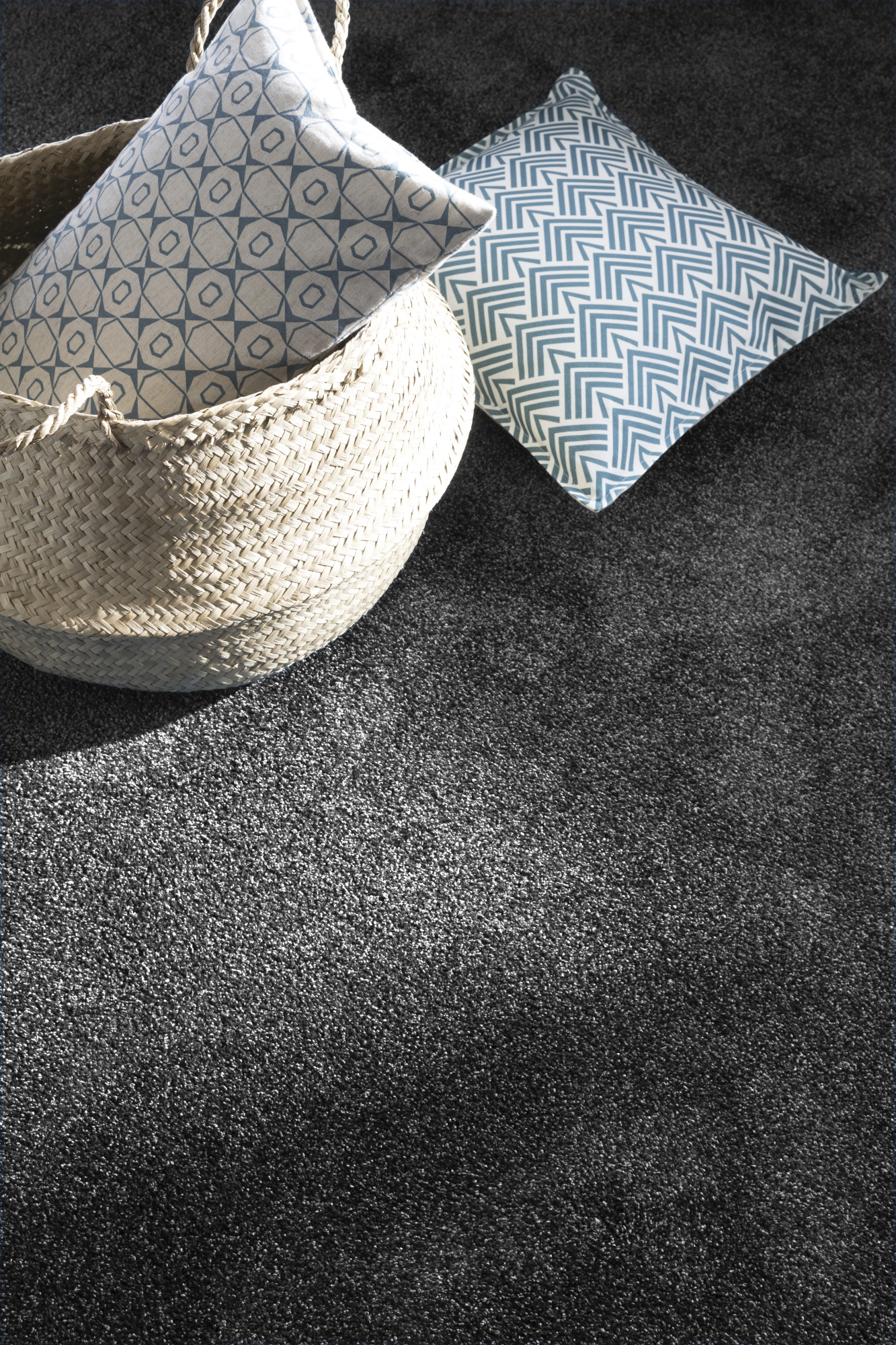 Moquette Délicatesse - Gris carbone apportant contraste et élégance autour d'accessoires en fibres naturelles