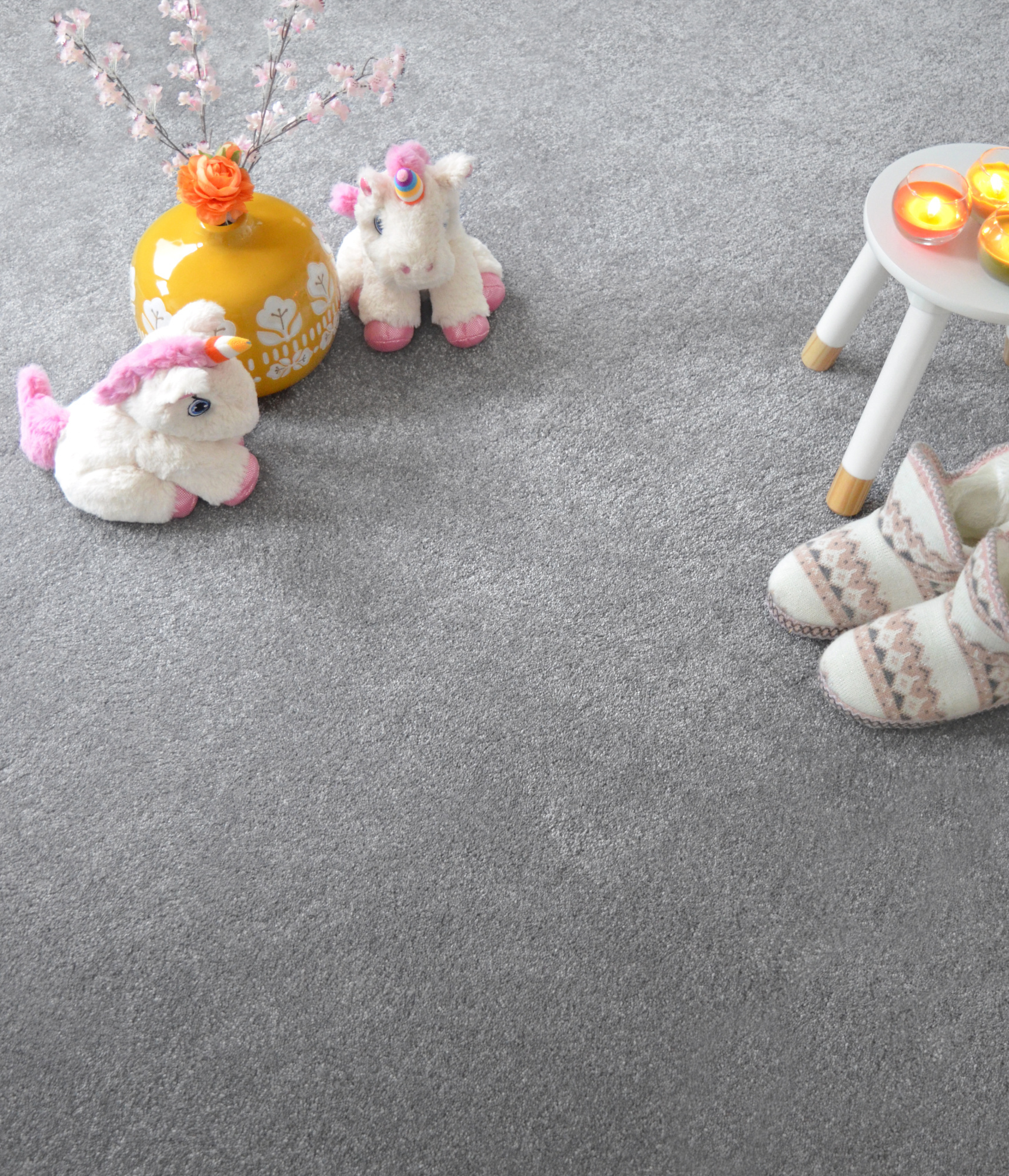Mise en situation de la moquette Lovely gris acier, ambiance douce et enfantine