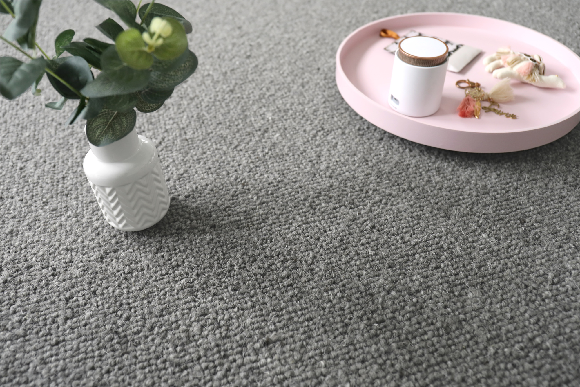 Moquette naturelle en laine Wooly - Gris feutré avec plateau rose et vase décoratif
