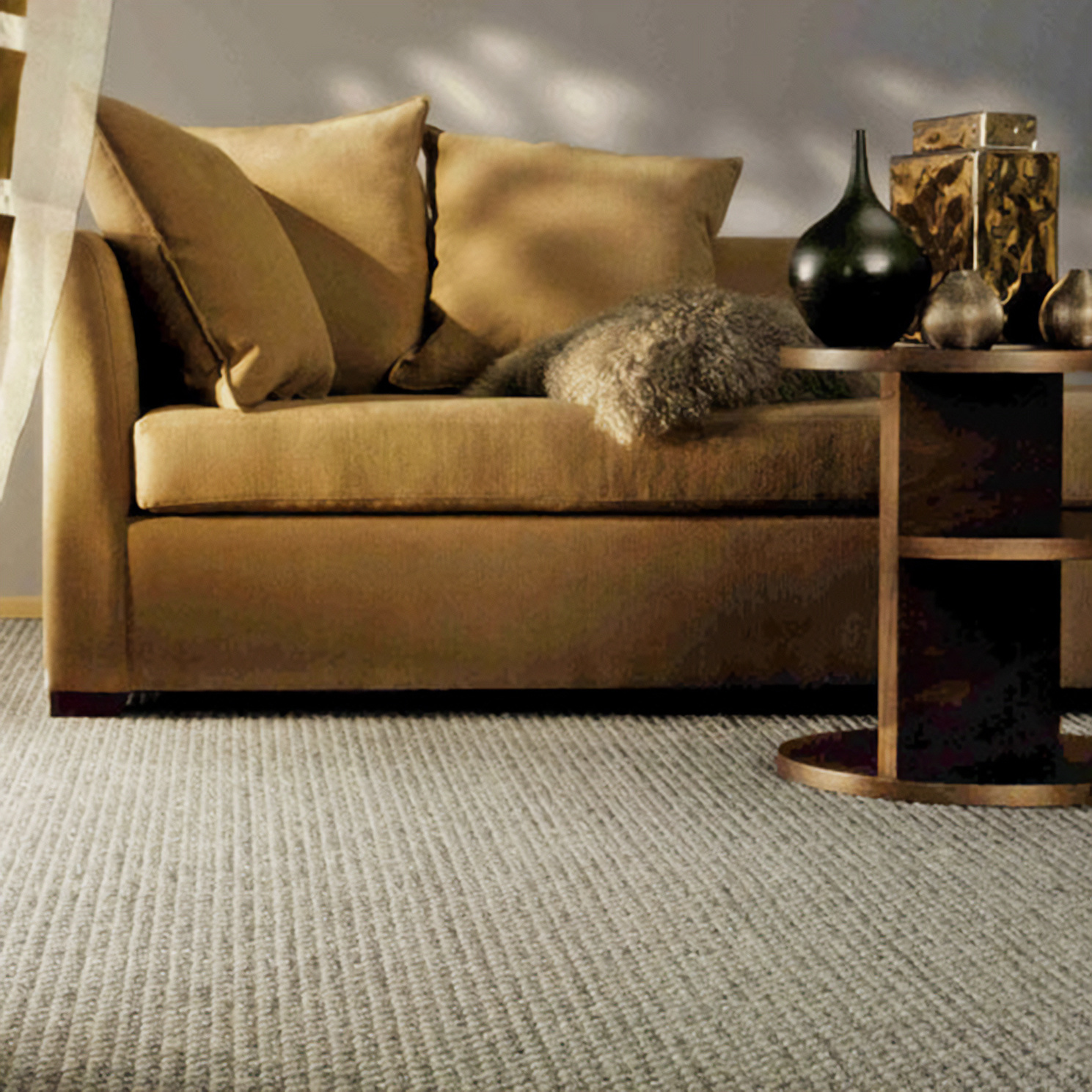 Moquette naturelle en laine et sisal - Organic - Café au lait associée à un canapé camel et coussins beiges