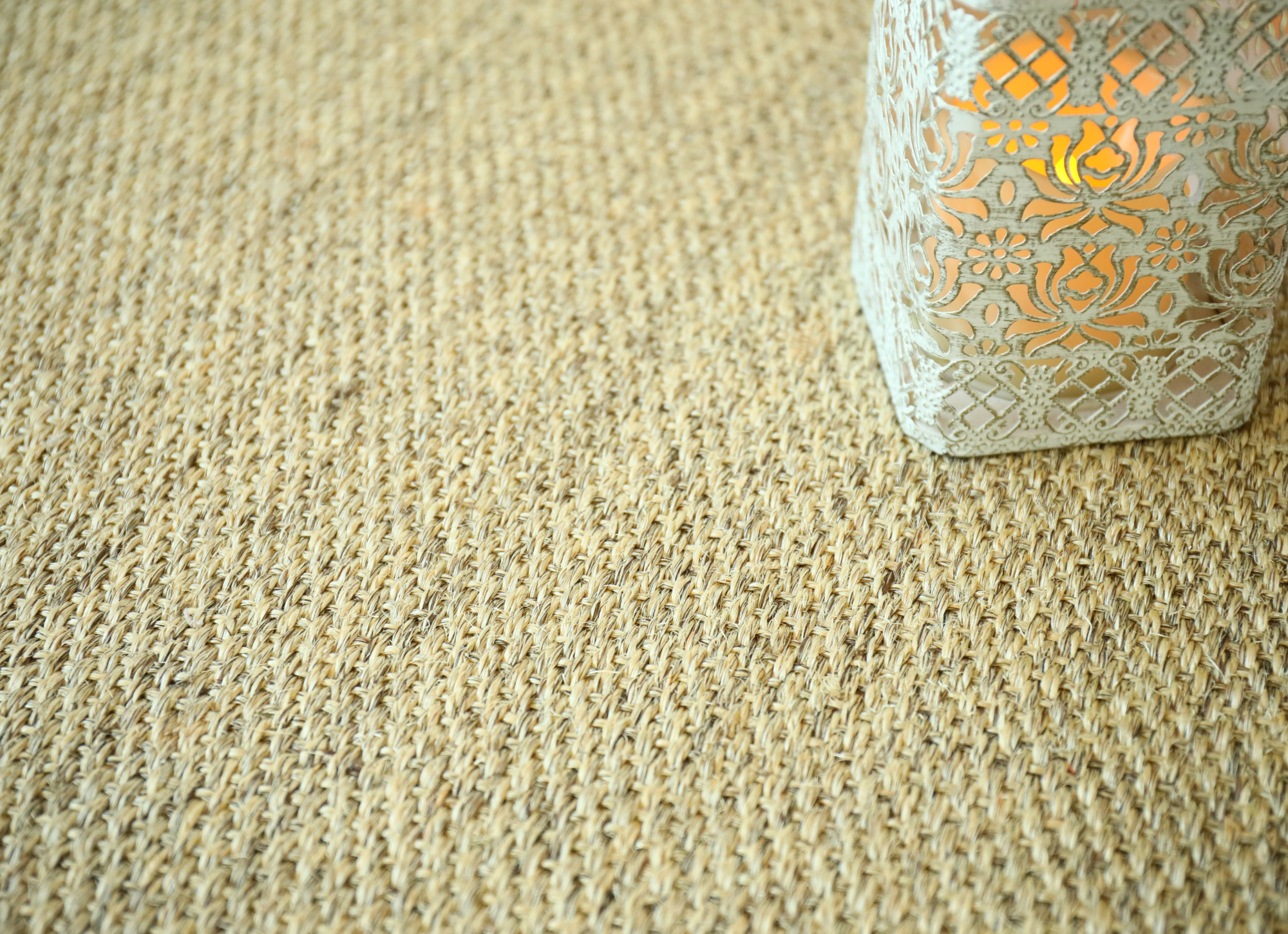 Sol Sisal - Crafted - Dune avec pot décoratif posé sur le revêtement
