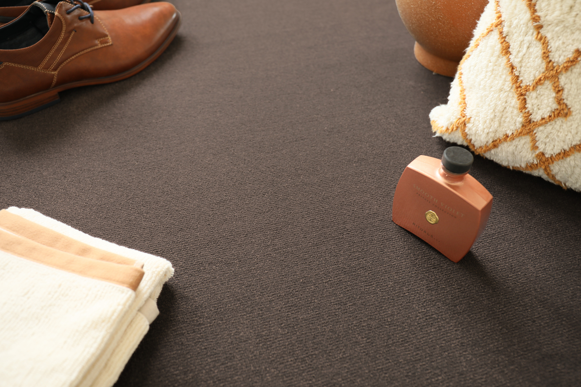 Mise en scène élégante de la moquette Sylon marron tonka haute résistance