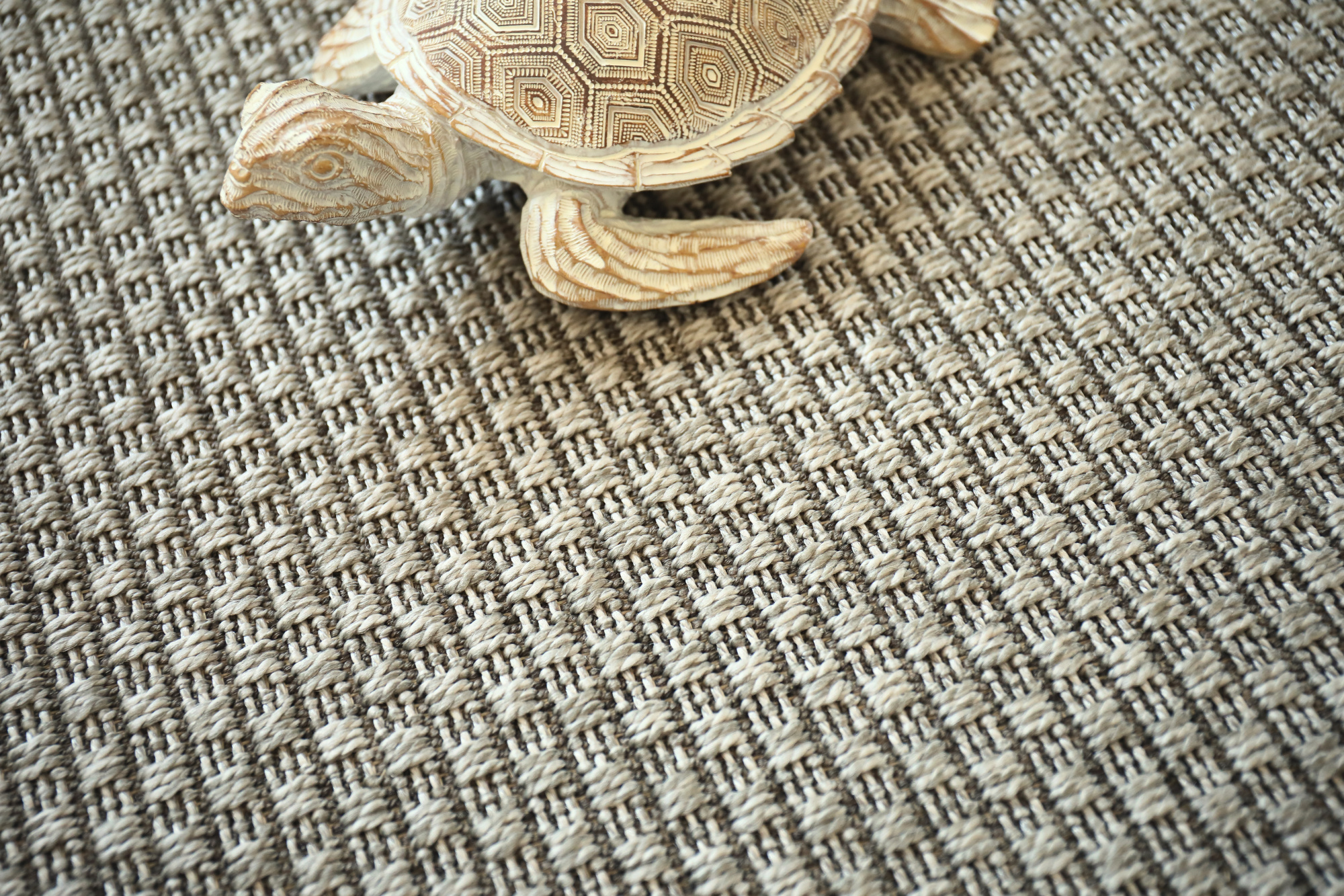 Tissé plat aspect naturel - Backstage - Embrun avec tortue décorative sur un tissage natté damier aux nuances grisées
