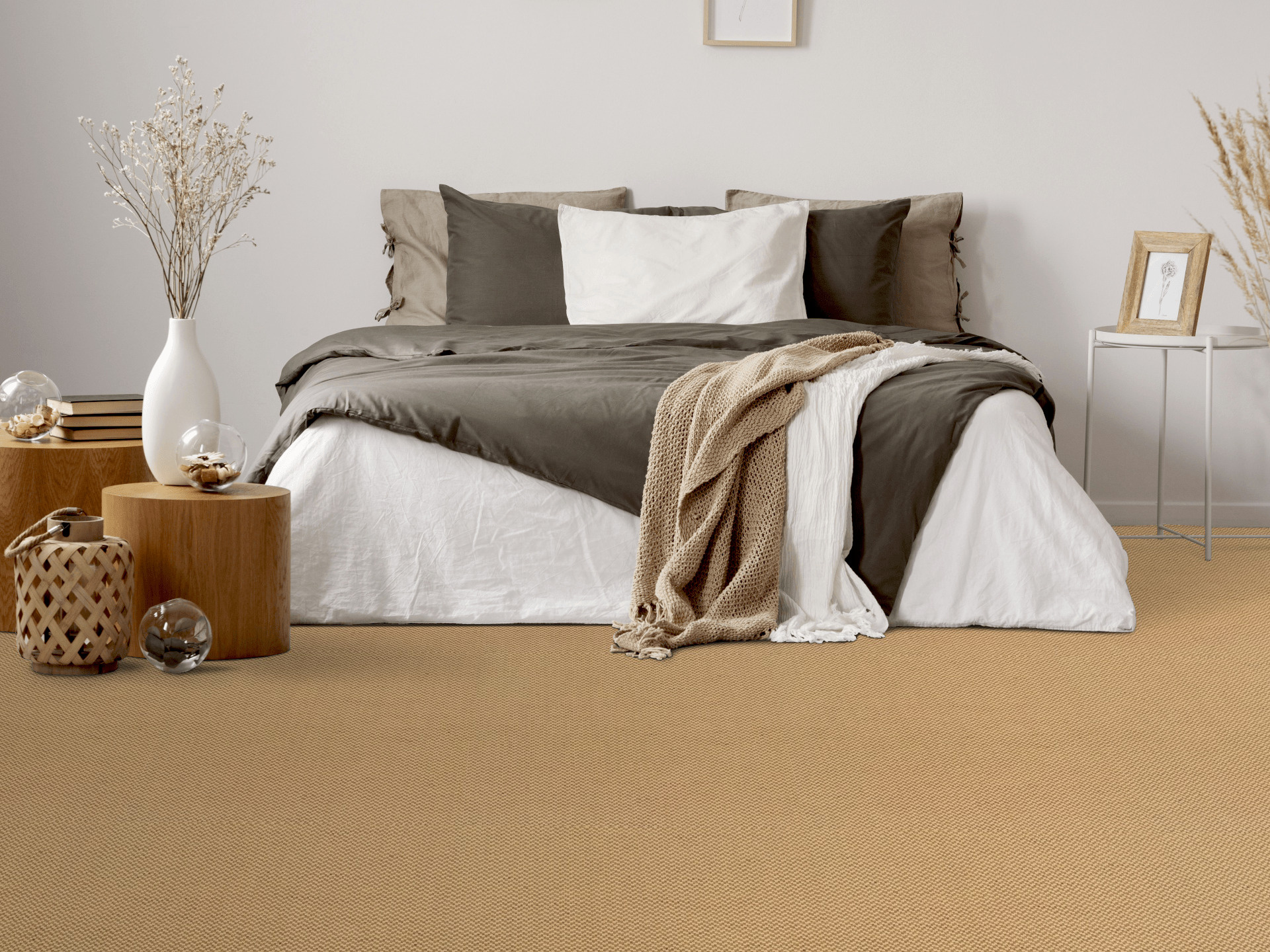 Sol Sisal - Grâce - Camel doré dans une chambre lumineuse avec linge de lit beige et décoration naturelle