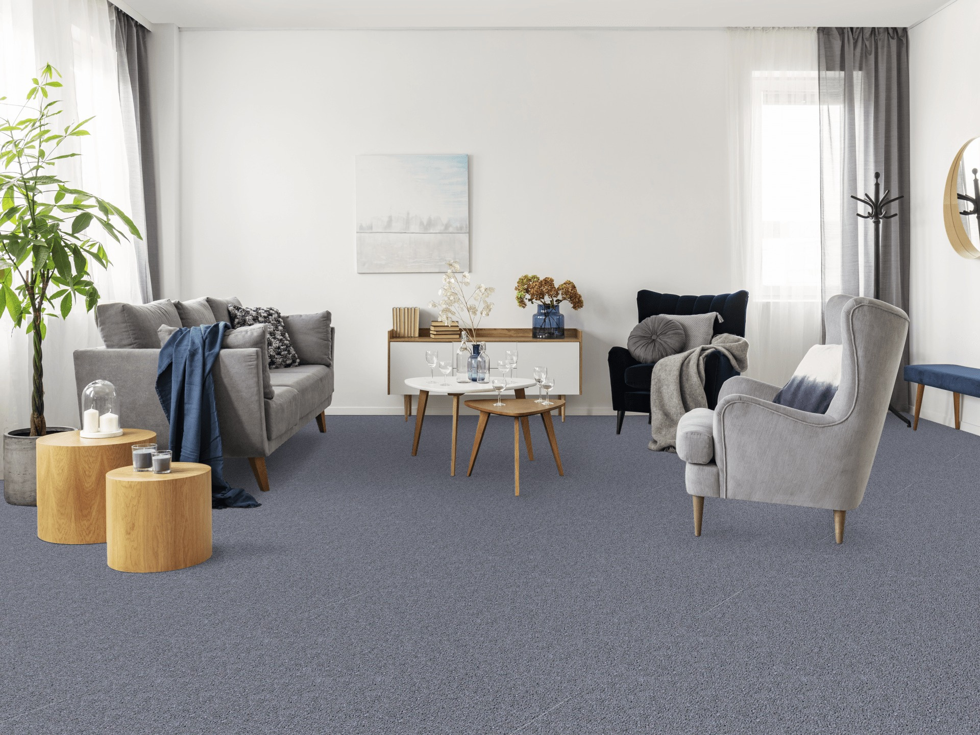 Moquette éco-conçue - Infini 11.5 - Bleu gris créant une ambiance douce dans un salon avec mobilier contemporain