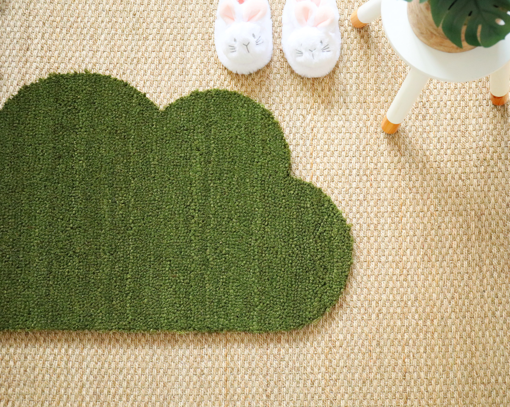 Tapis d'entrée déco Nuage - Fibre de Coco 17mm - Vert, courbes graphiques et fibres de coco au coloris végétal