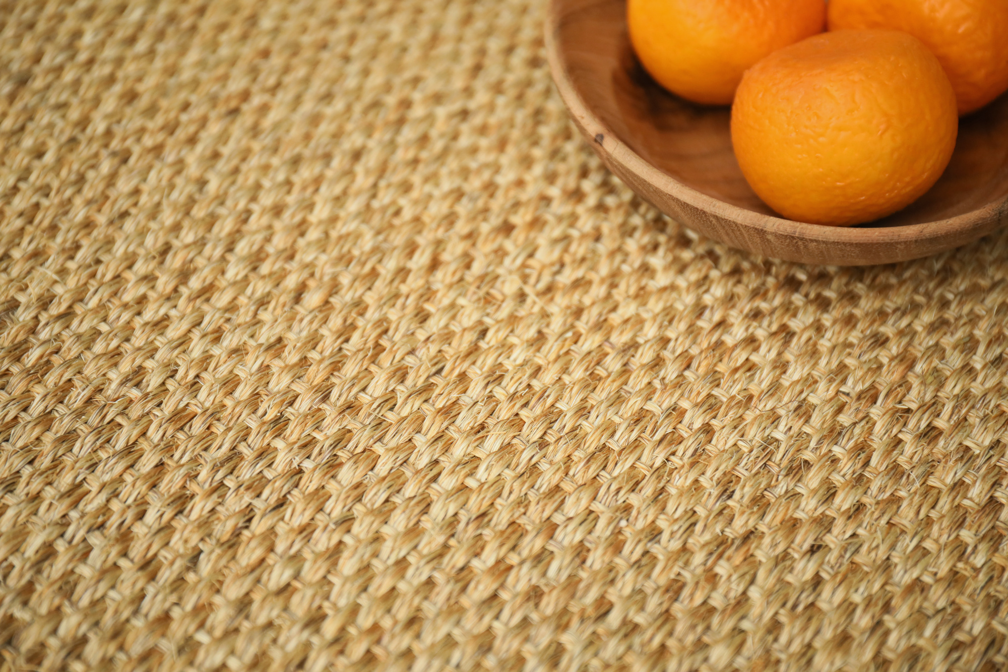 Sol Sisal - Crafted - Malt accompagné d'un plateau d'agrumes posé sur le revêtement