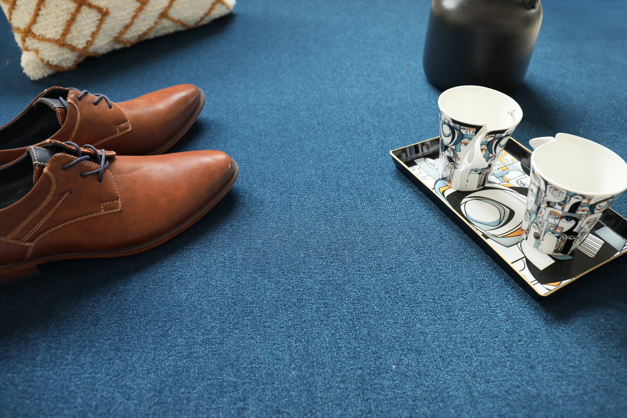 Mise en scène de la moquette Sylon haute résistance bleu denim dans un espace de détente