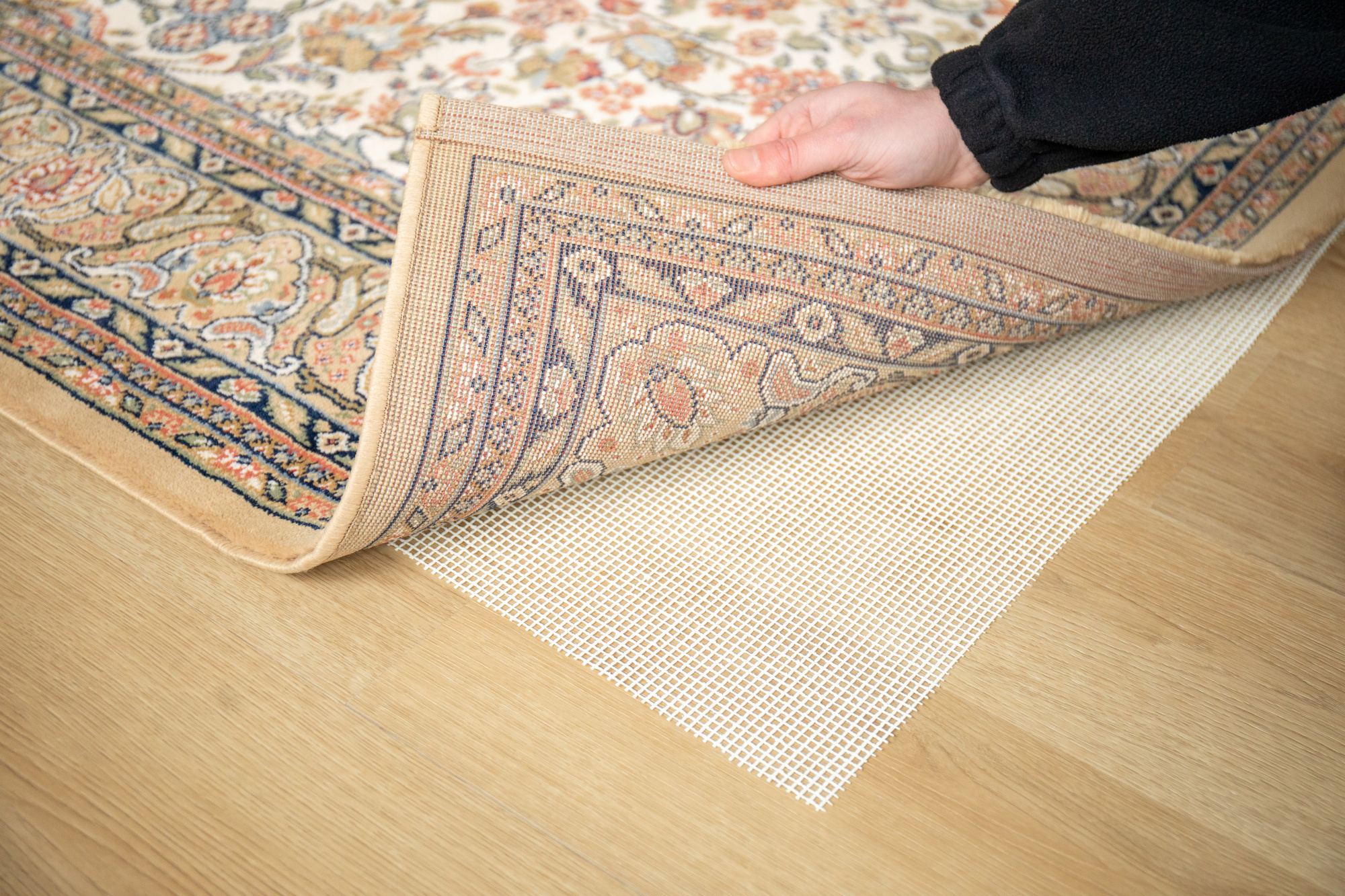 Sous-couche antiglisse et antidérapante pour tapis ACC005 en maille blanche sous tapis oriental