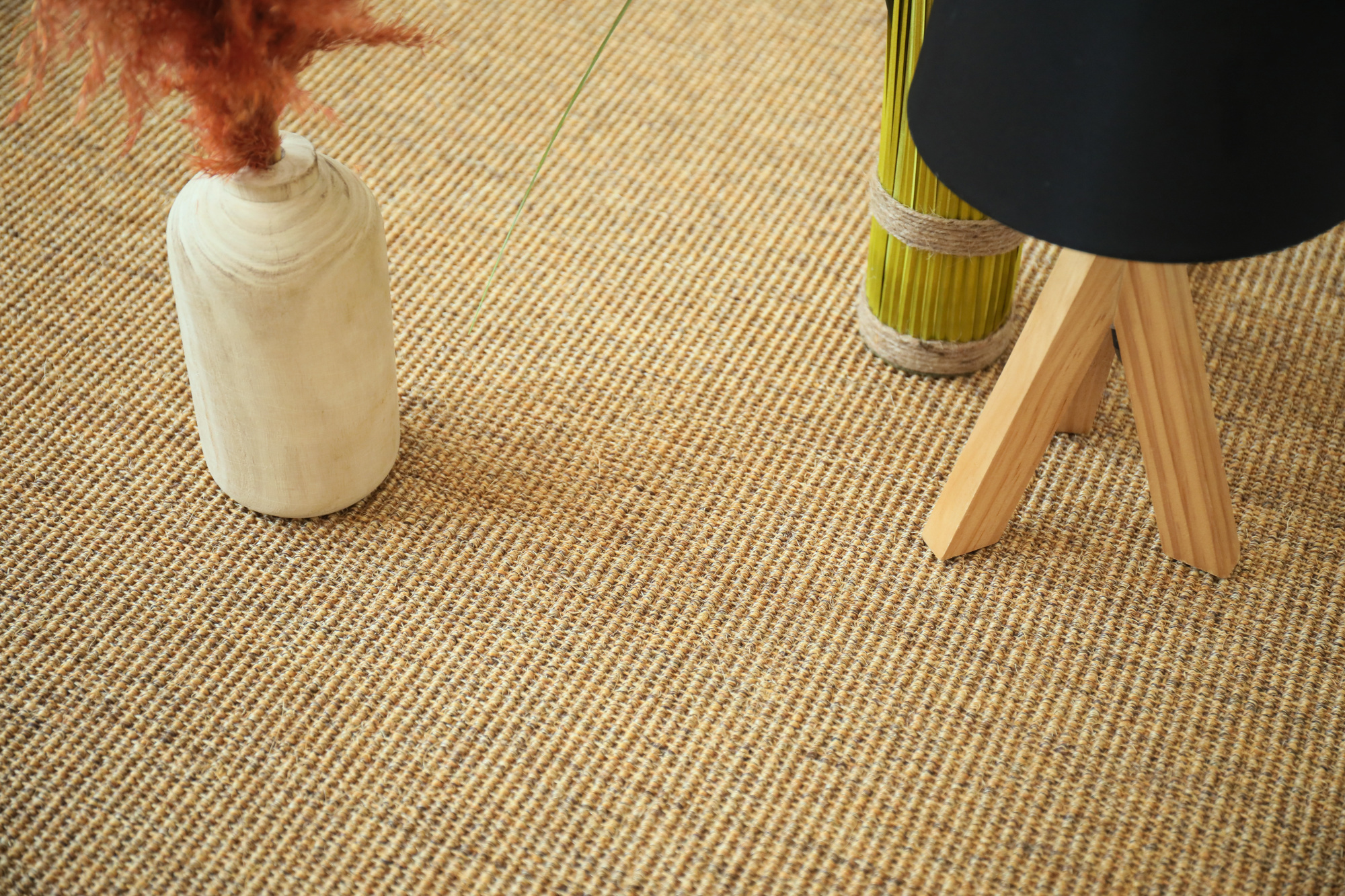 Sol Sisal Minimal Malt, tissage en petites boucles de fibres naturelles dans une ambiance chaleureuse