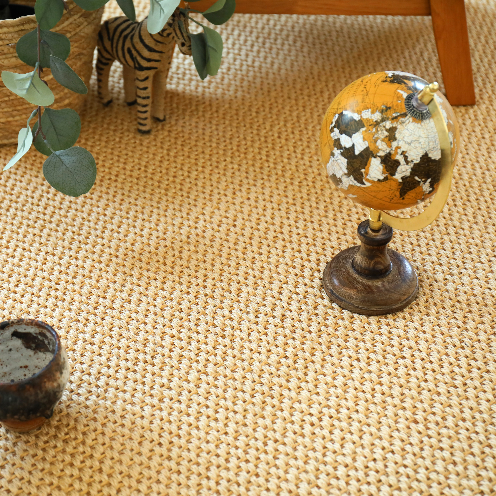 Sol Sisal - Grâce - Naturel avec globe décoratif et mobilier en bois dans une ambiance chaleureuse et authentique