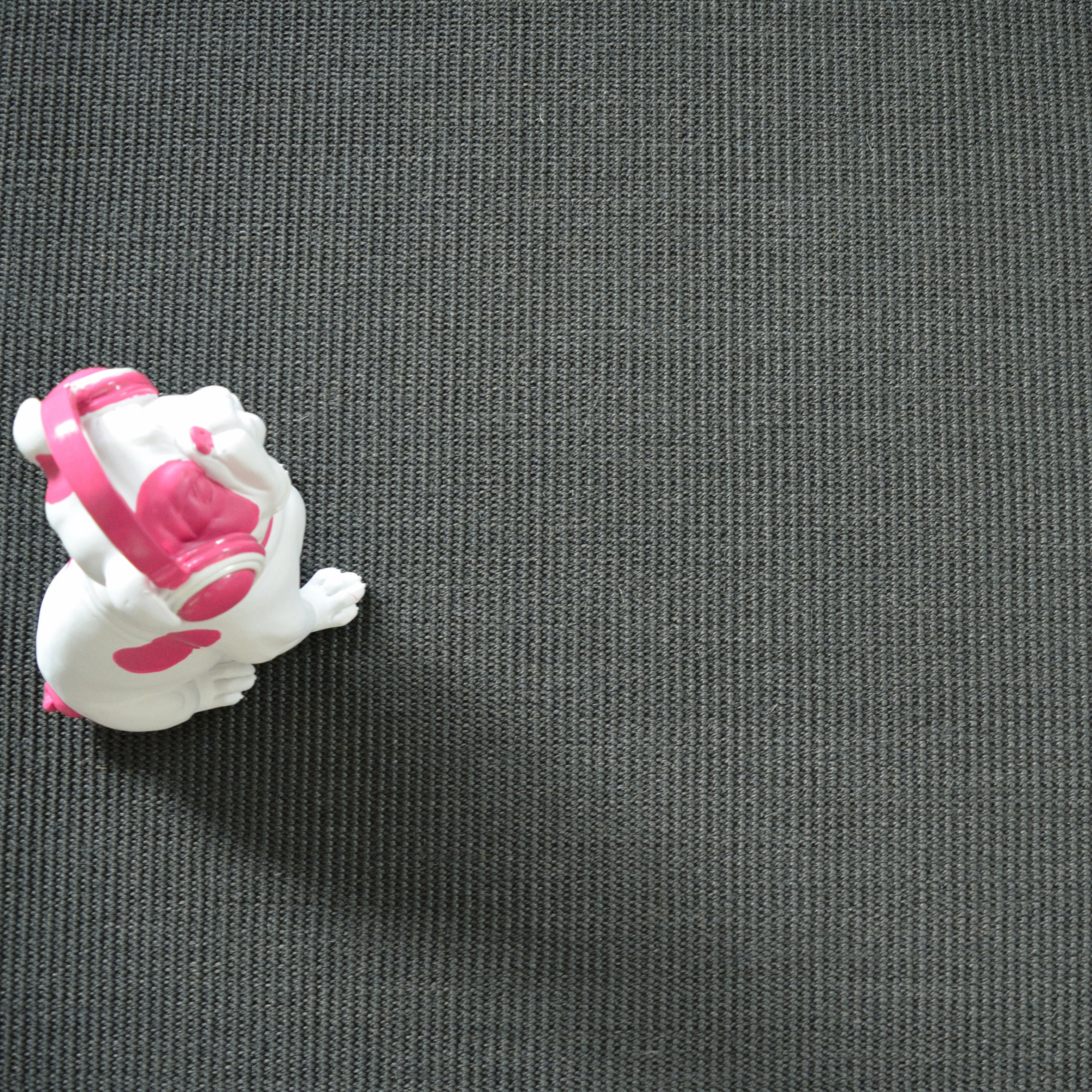 Sol Sisal Minimal Réglisse, revêtement naturel aux variations de teintes caractéristiques du sisal