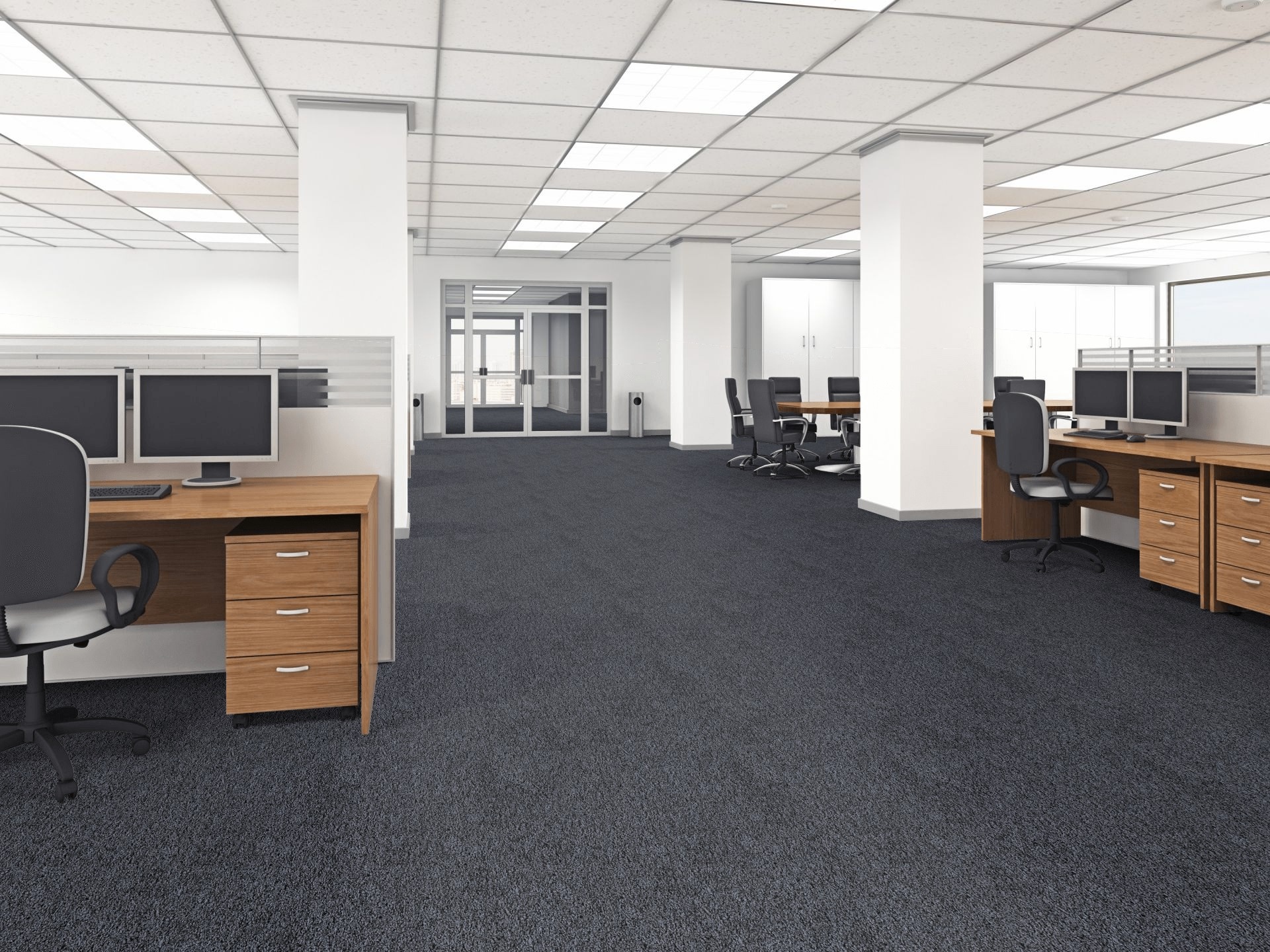 Moquette éco-conçue - Infini 11.5 - Gris profond dans des bureaux contemporains aménagés en espace ouvert