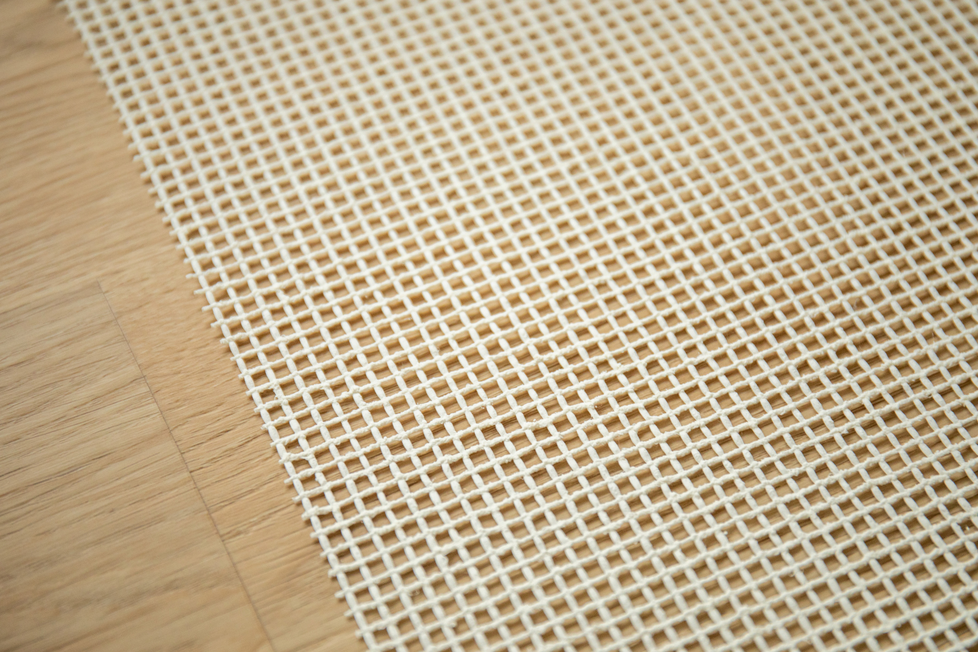 Structure ajourée de la sous-couche antidérapante ACC005 facilitant aspiration et stabilité du tapis