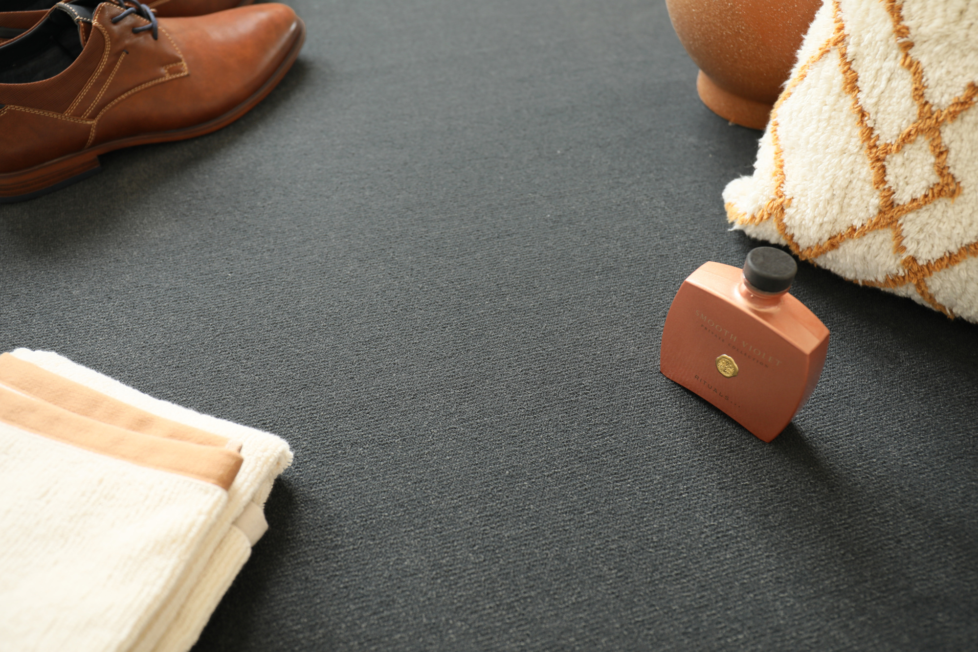 Mise en ambiance déco sur moquette Sylon gris foncé classée feu haute résistance