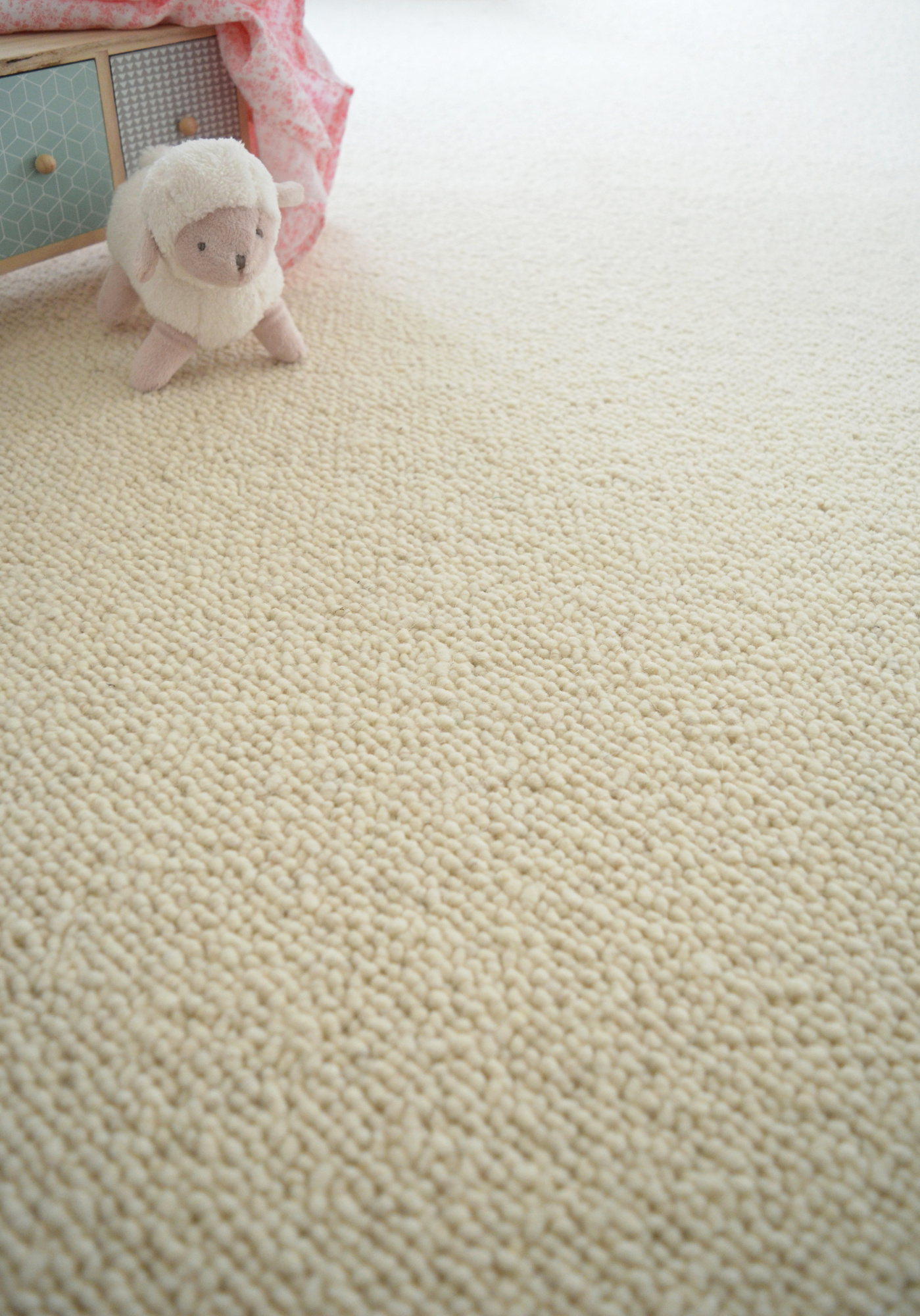 Moquette naturelle en laine Wooly - Milkshake vanille dans une chambre d’enfant avec peluche blanche