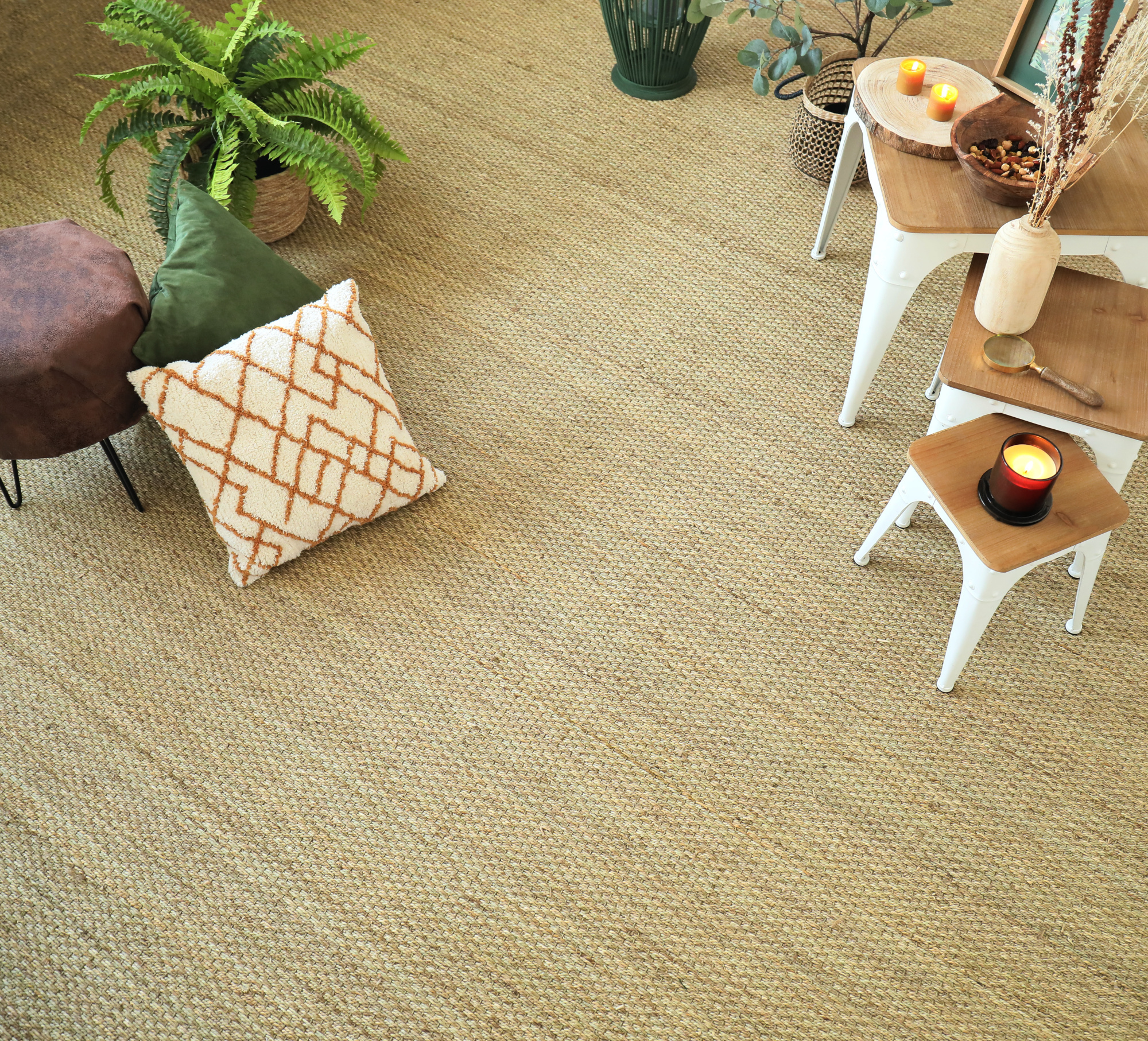Jonc de mer Fin Panama - Naturel brut dans un salon esprit nature avec mobilier en bois clair