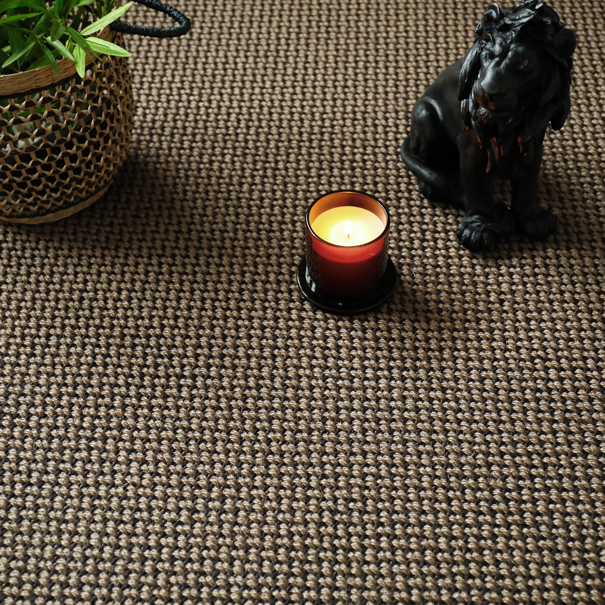 Sol Sisal - Grâce - Marron glacé cendré avec panier végétal, bougie et sculpture décorative dans une ambiance cosy