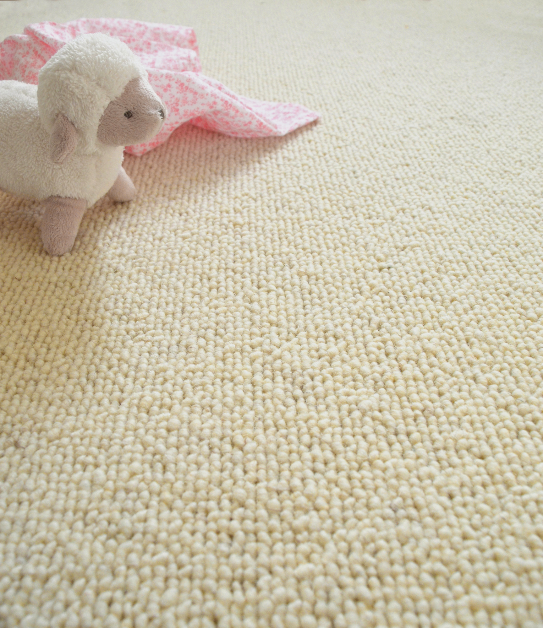 Moquette naturelle en laine Wooly - Milkshake vanille associée à une décoration douce aux tons pastel