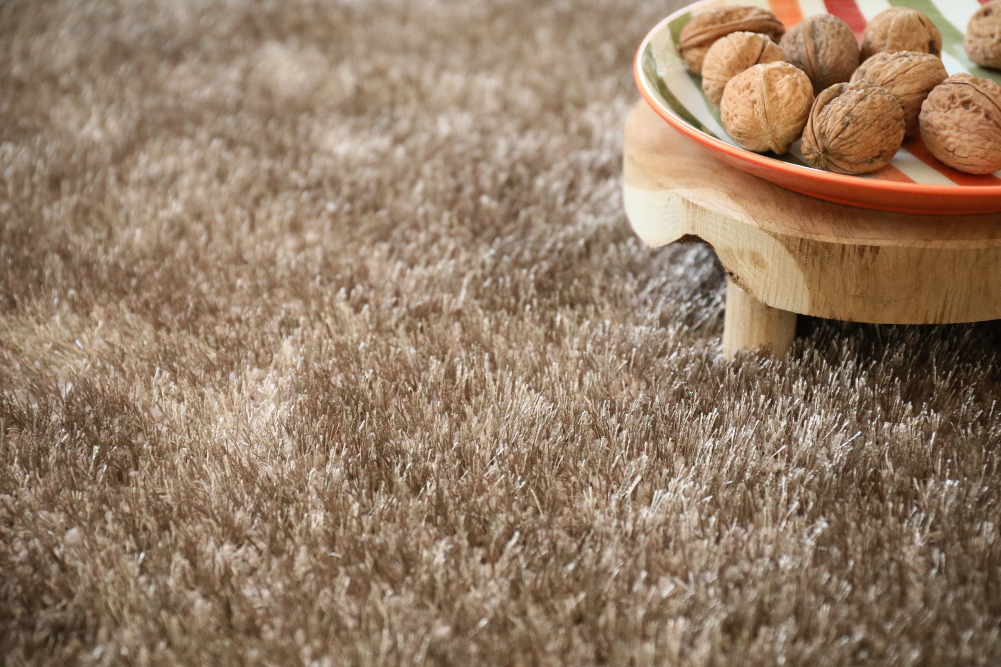 Moquette shaggy Glossy FusionBac Muscade, longues fibres moelleuses autour d'un panier décoratif en bois