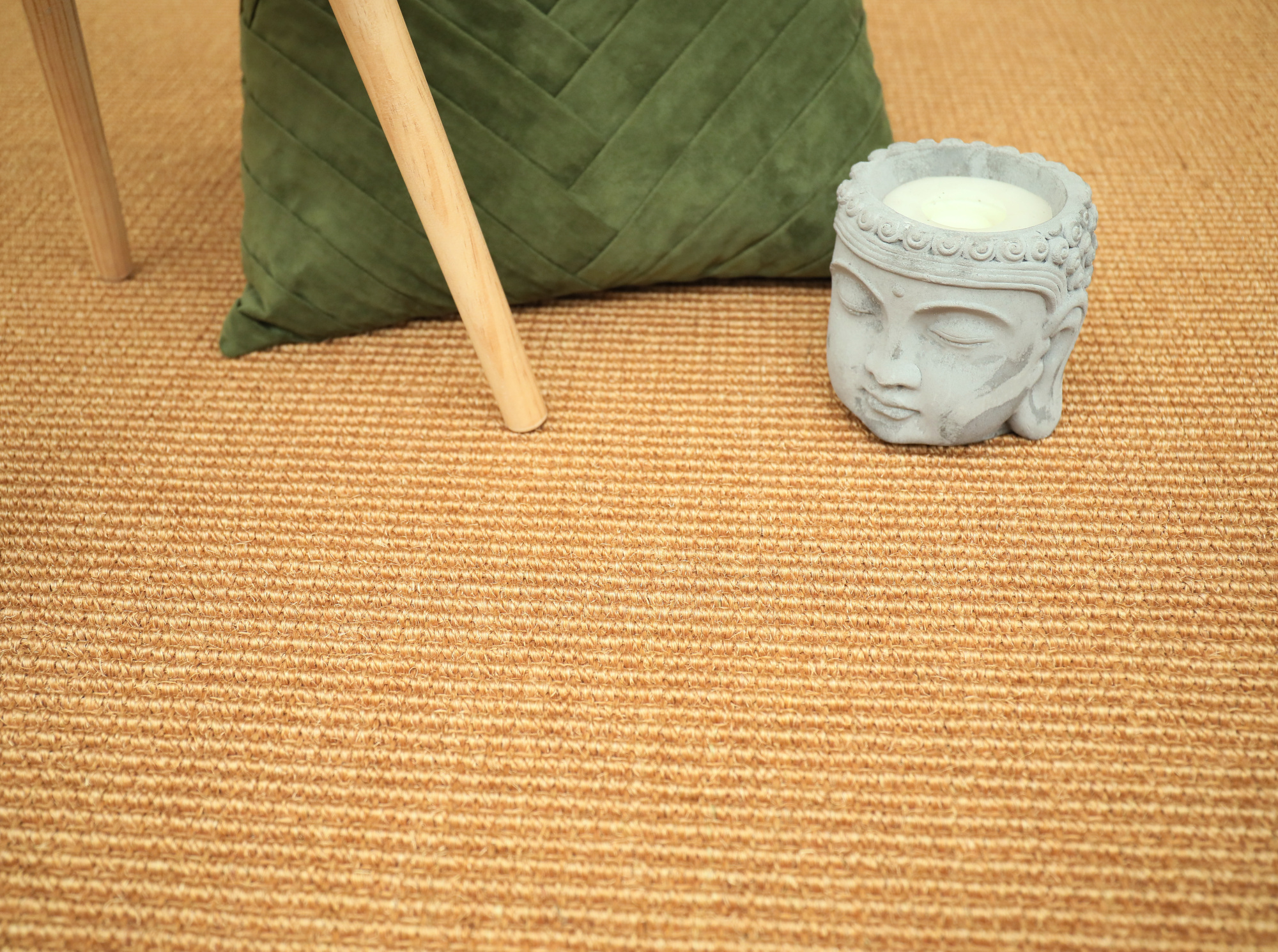 Sol Sisal - Loop - Malt mettant en valeur le contraste entre fibres végétales et objets déco contemporains