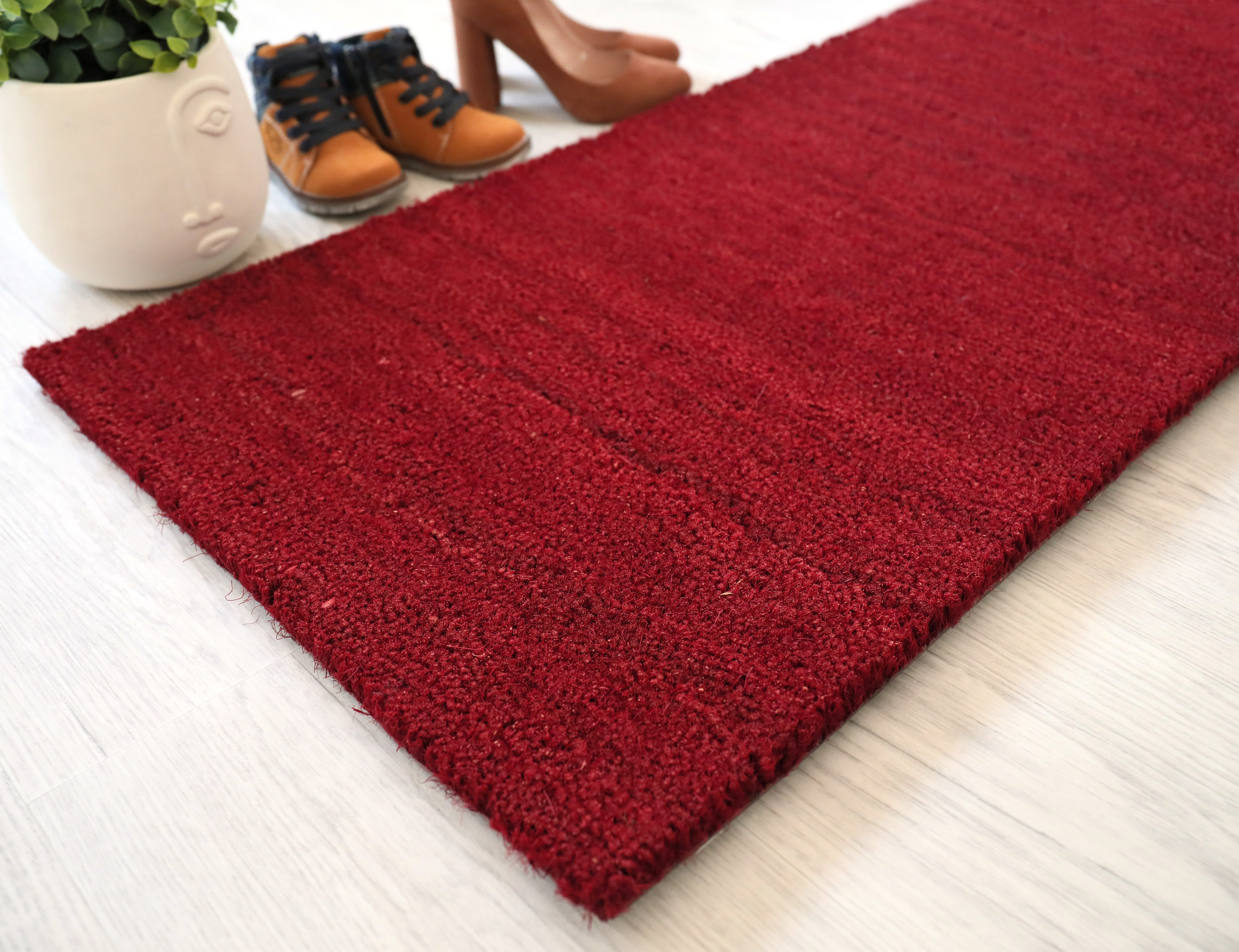 Paillasson brosse Fibre de coco 17 mm Rouge, tapis d’entrée coloré au style contemporain