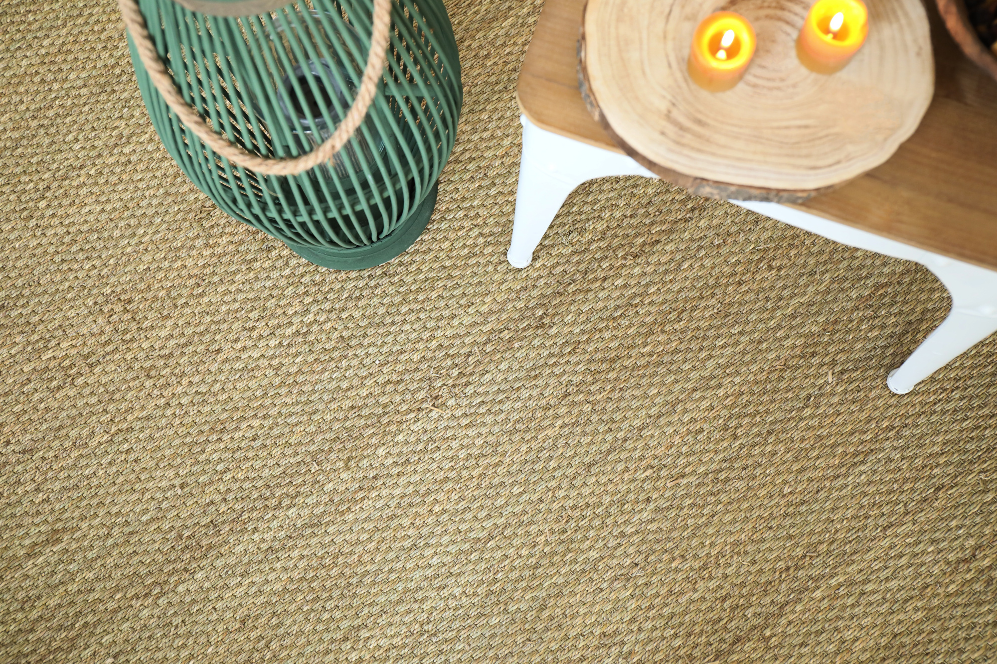 Jonc de mer Fin Panama - Naturel brut associé à une décoration naturelle et mobilier contemporain