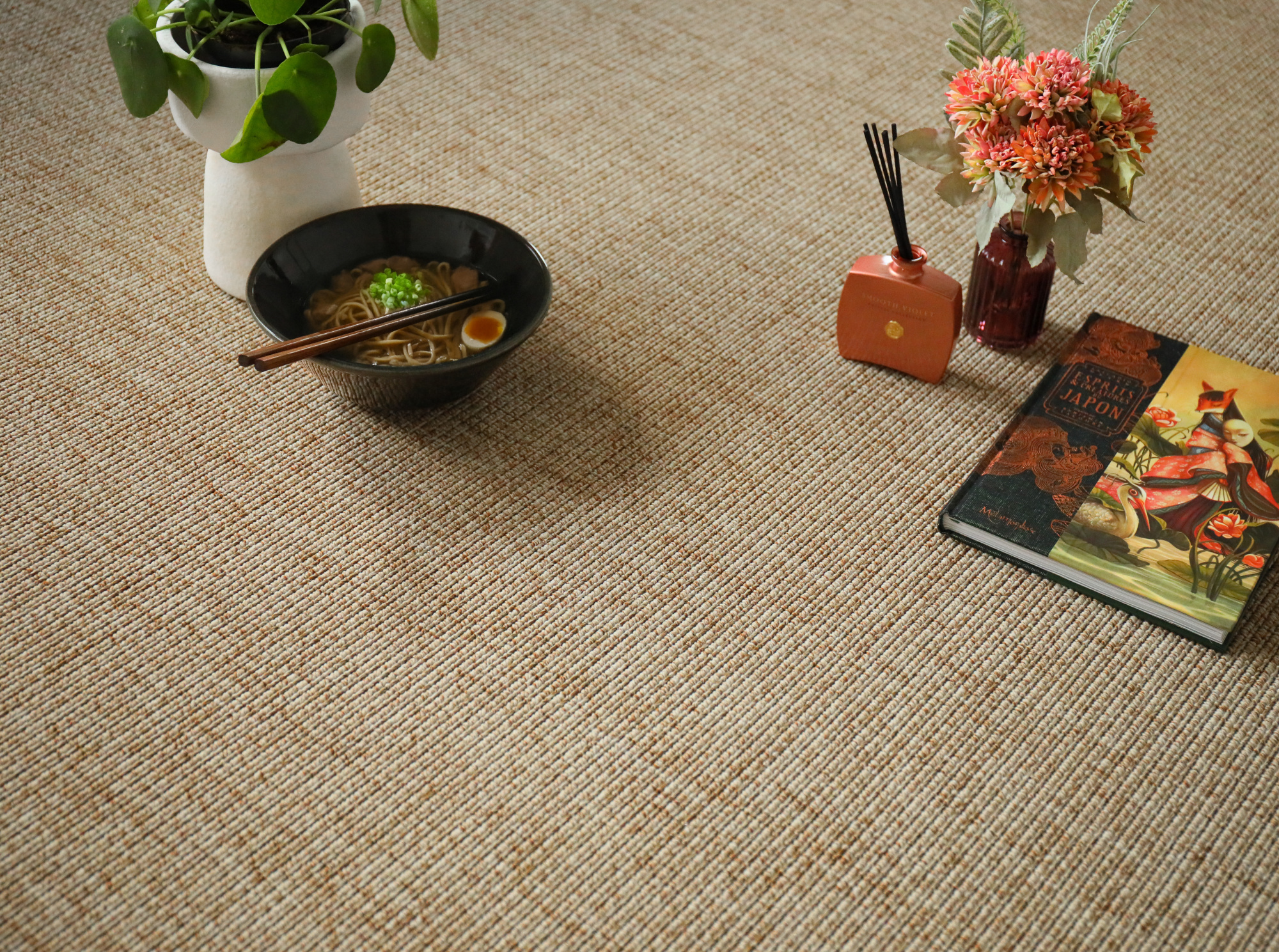 Tapis sur mesure Zen biscuit, tissage plat élégant dans ambiance naturelle et contemporaine