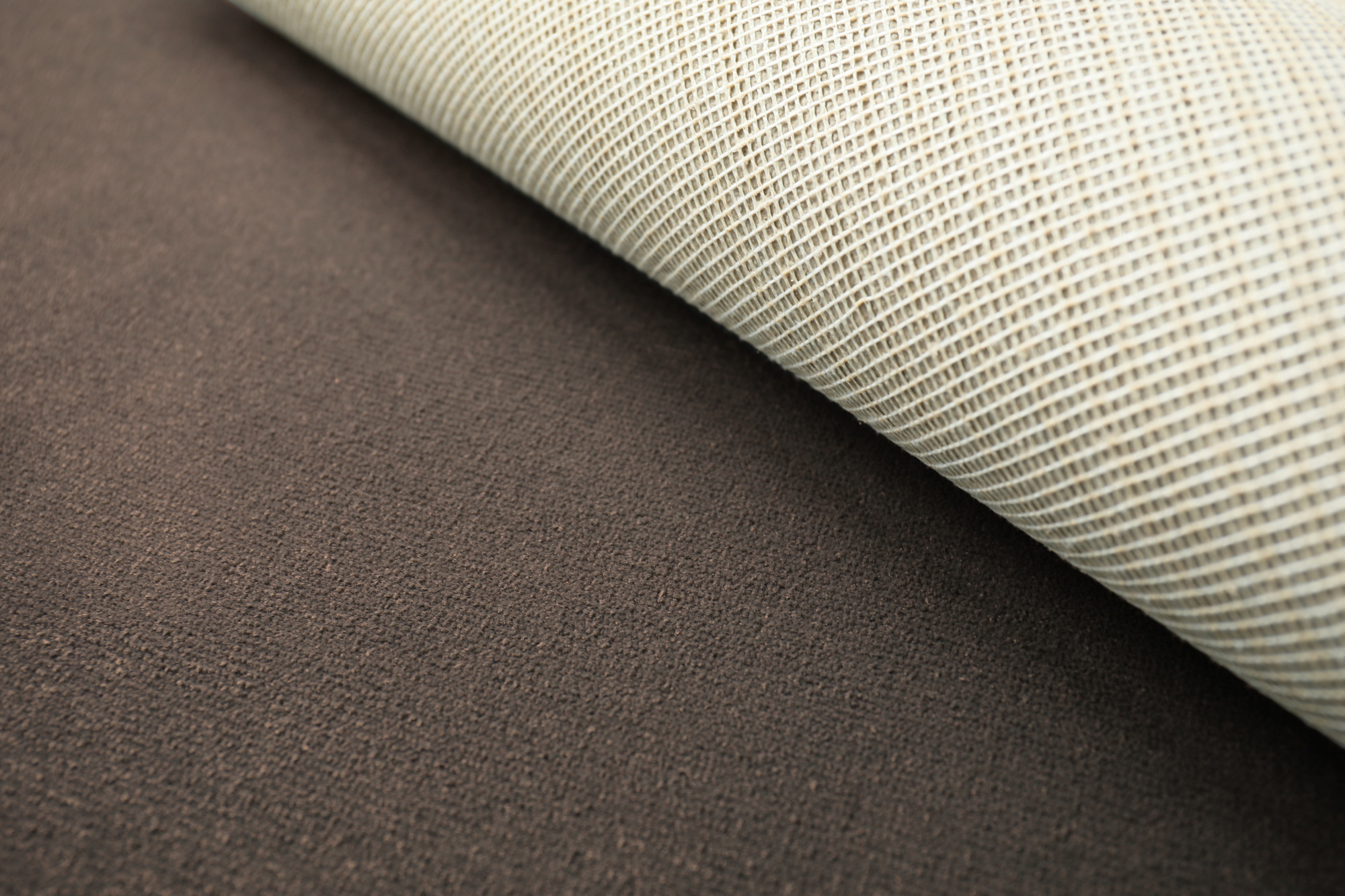 Vue du dossier et de la texture de la moquette Sylon - Marron tonka, classée feu