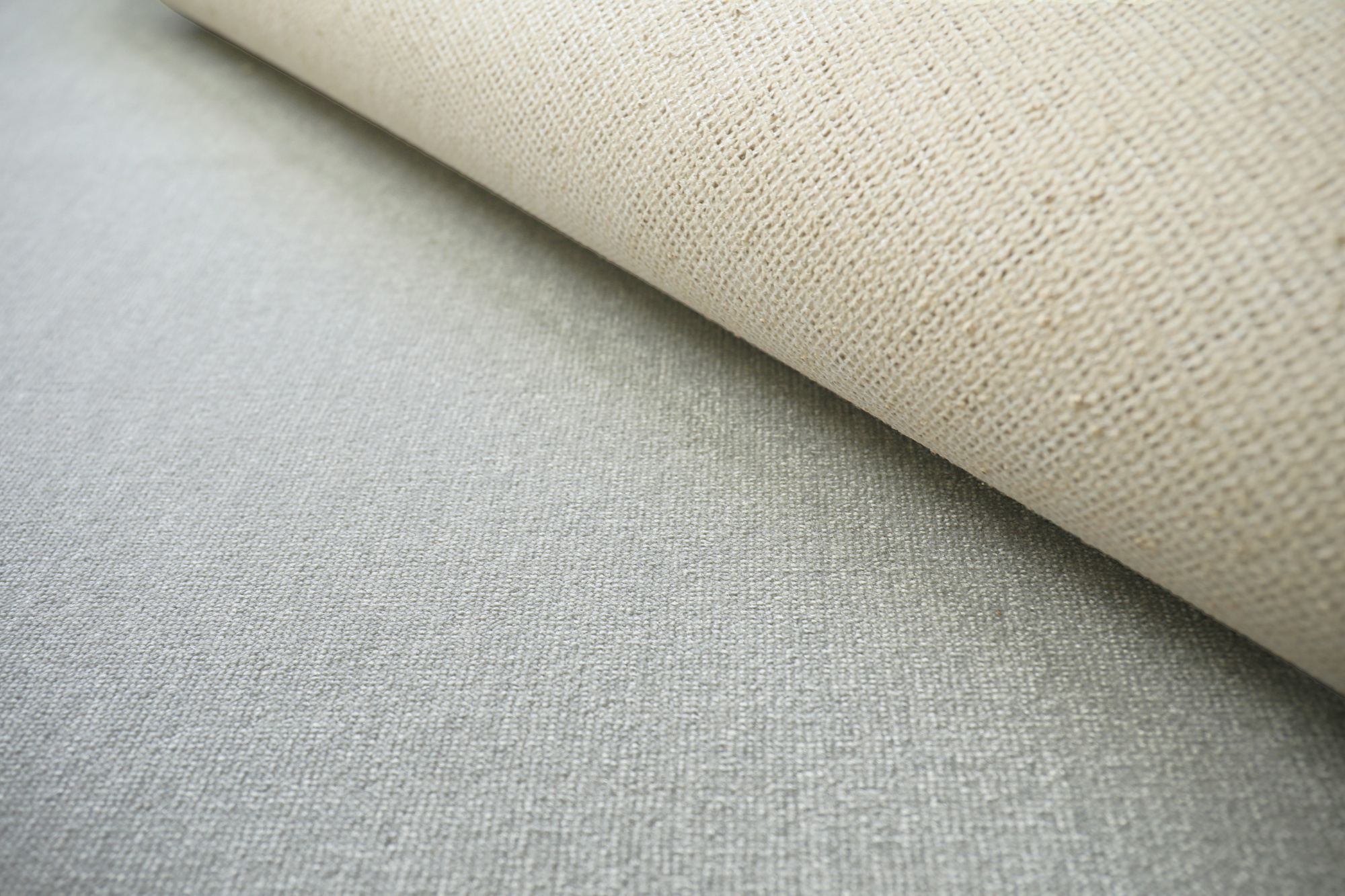 Moquette à la coupe Gris galet, vue rouleau pour usage intensif