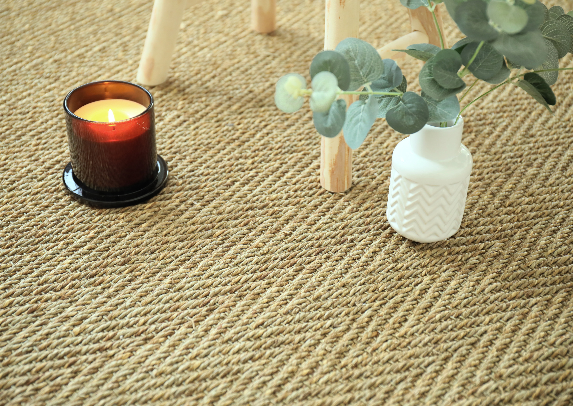 Sol en Jonc de mer Fin Chevron - Naturel brut dans une décoration naturelle associant matières végétales et lumière tamisée