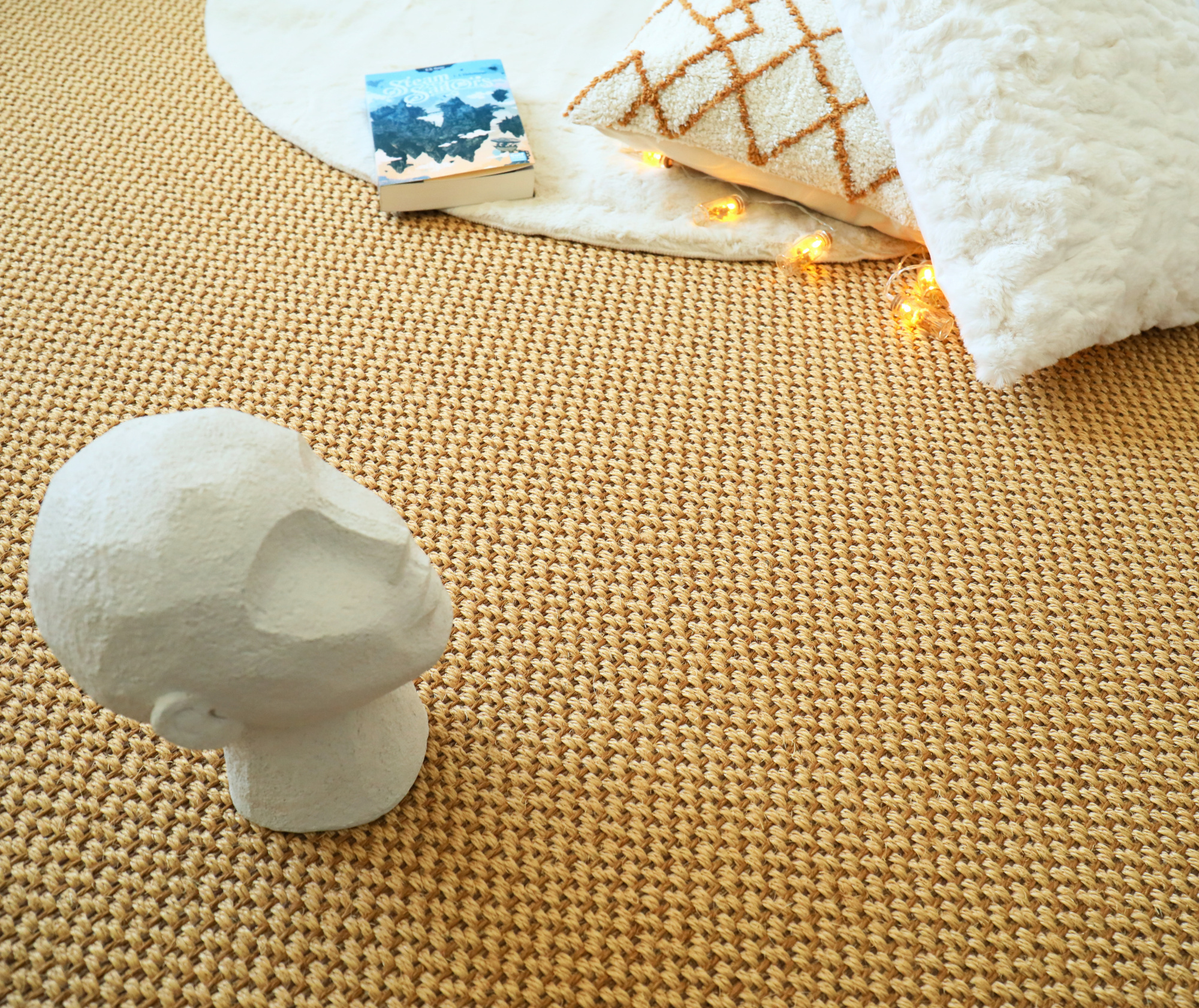 Sol Sisal - Grâce - Camel doré mettant en valeur l'élégance des fibres de sisal et ses tonalités chaleureuses