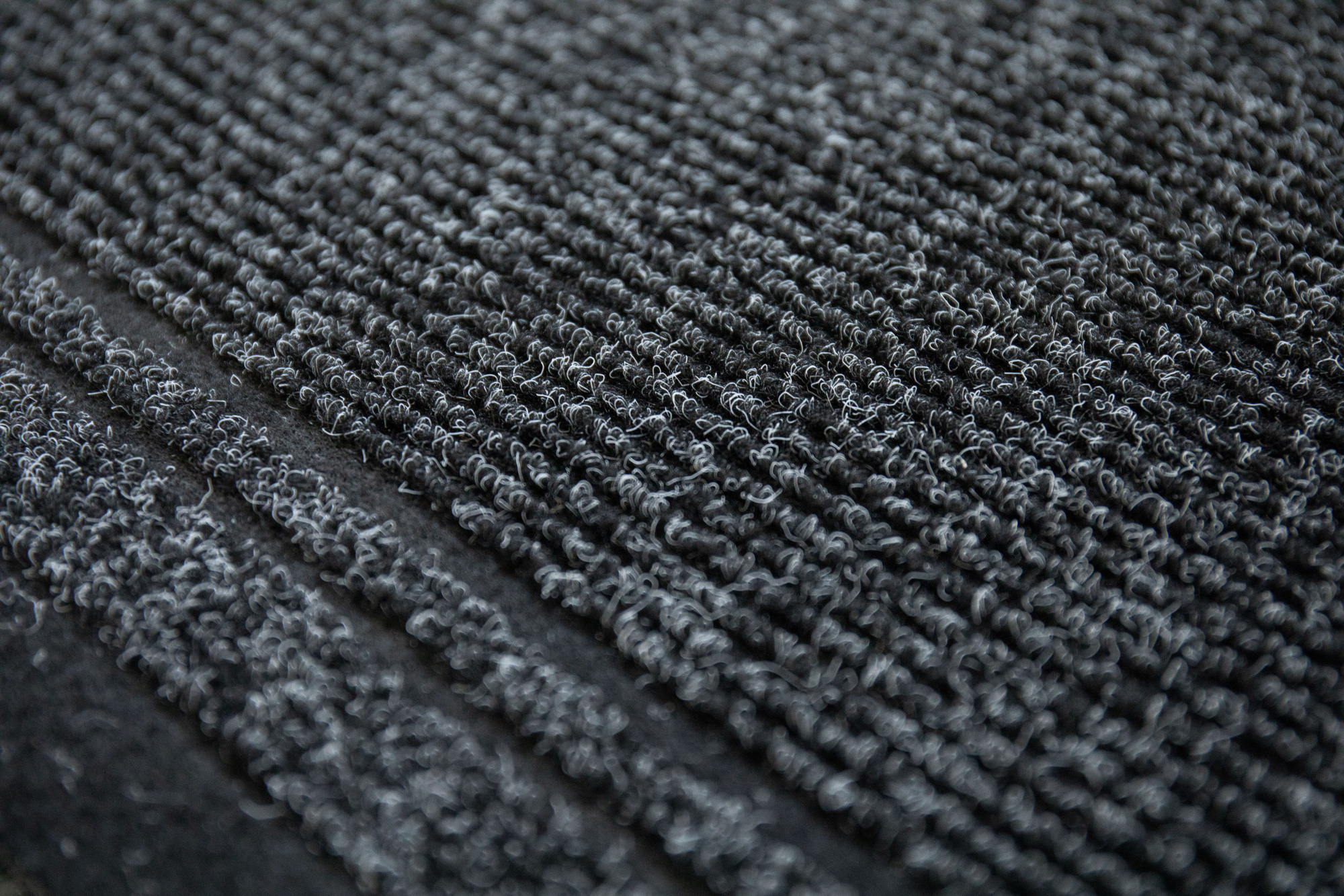 Tapis de passage Antidérapant au mètre - Noir, détail des fines boucles et des deux bandes décoratives en relief