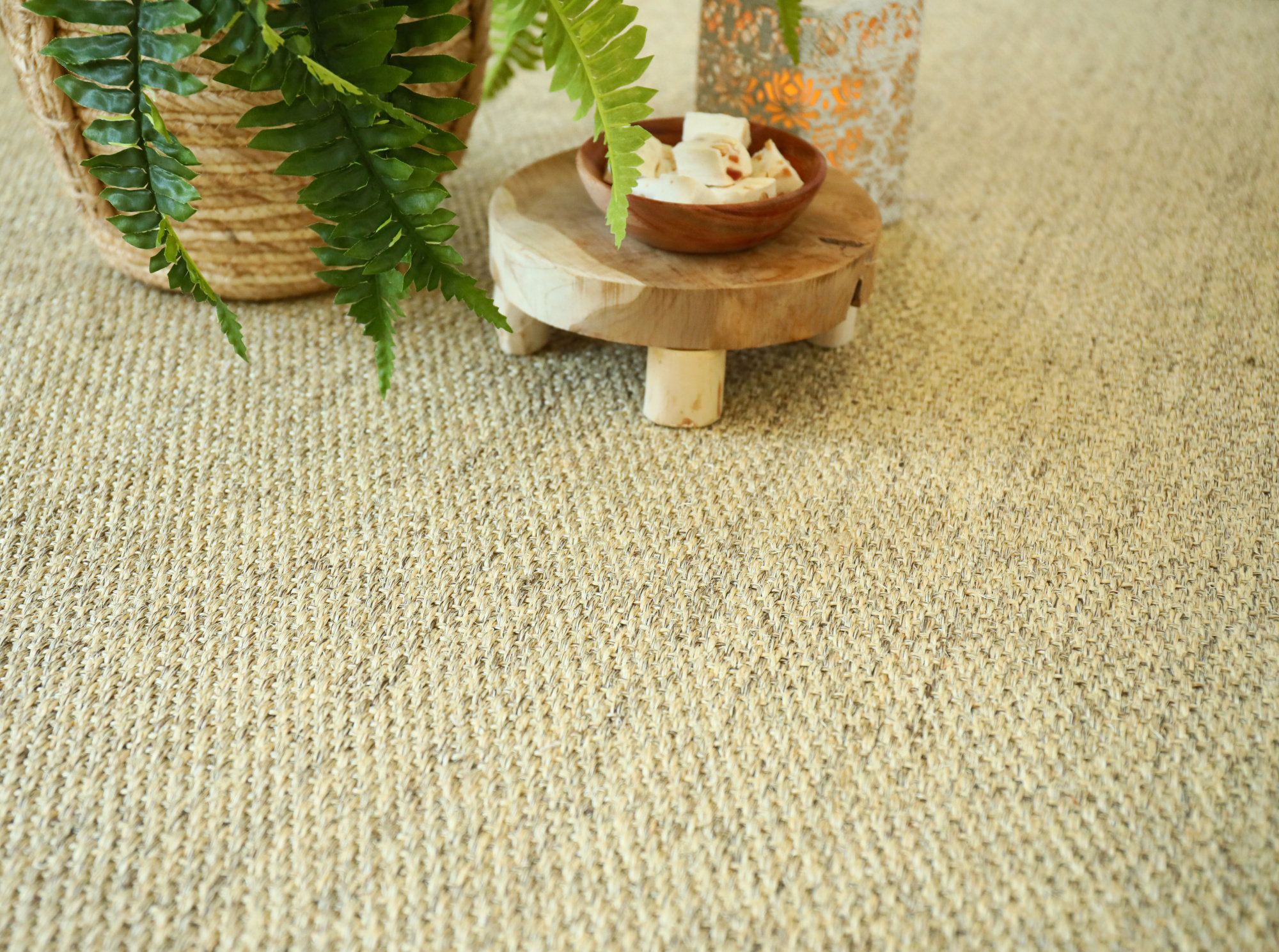 Sol Sisal - Crafted - Dune mettant en scène son tissage fin avec décoration naturelle