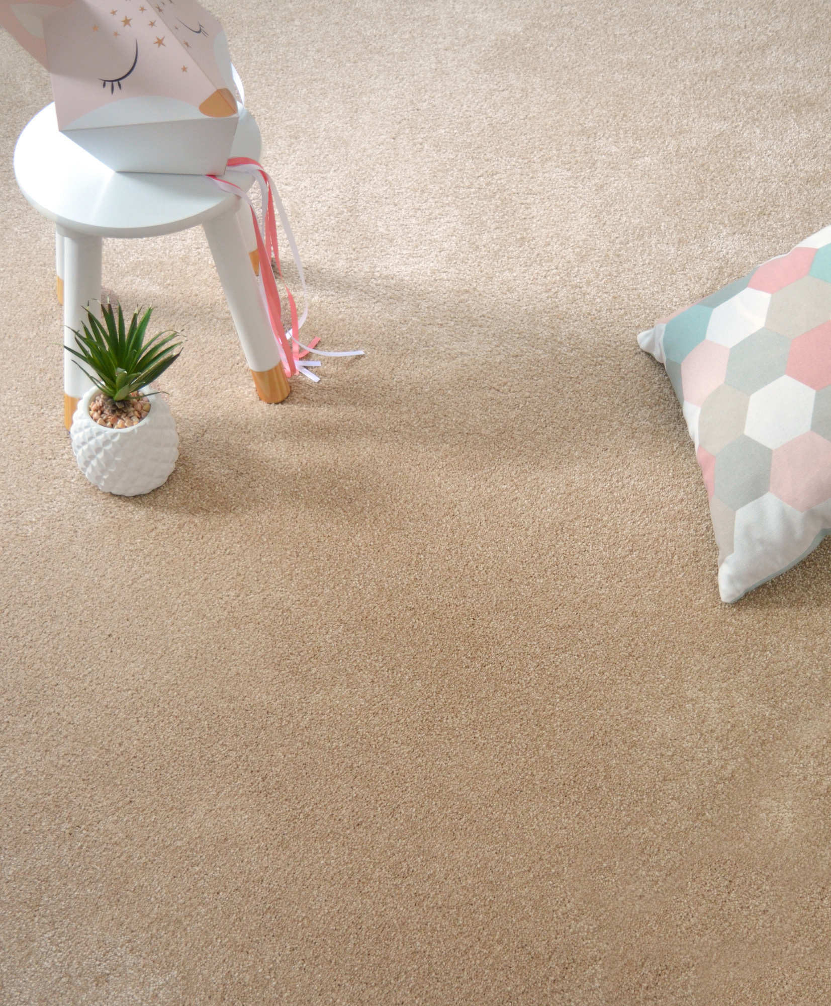 Gros plan sur les fibres douces de la moquette Lovely café au lait