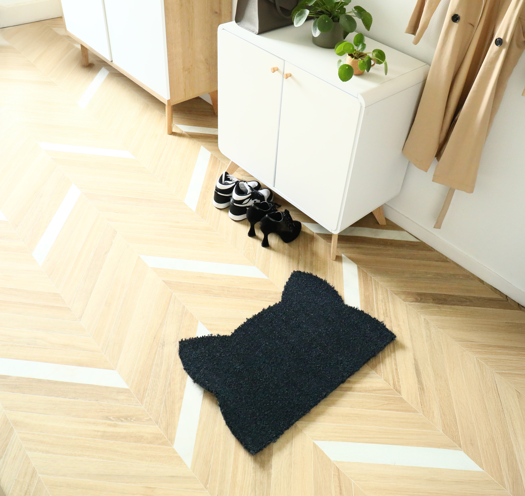 Tapis d’entrée déco Chat - Fibre de Coco 17mm - Anthracite en forme de tête de chat dans une entrée lumineuse