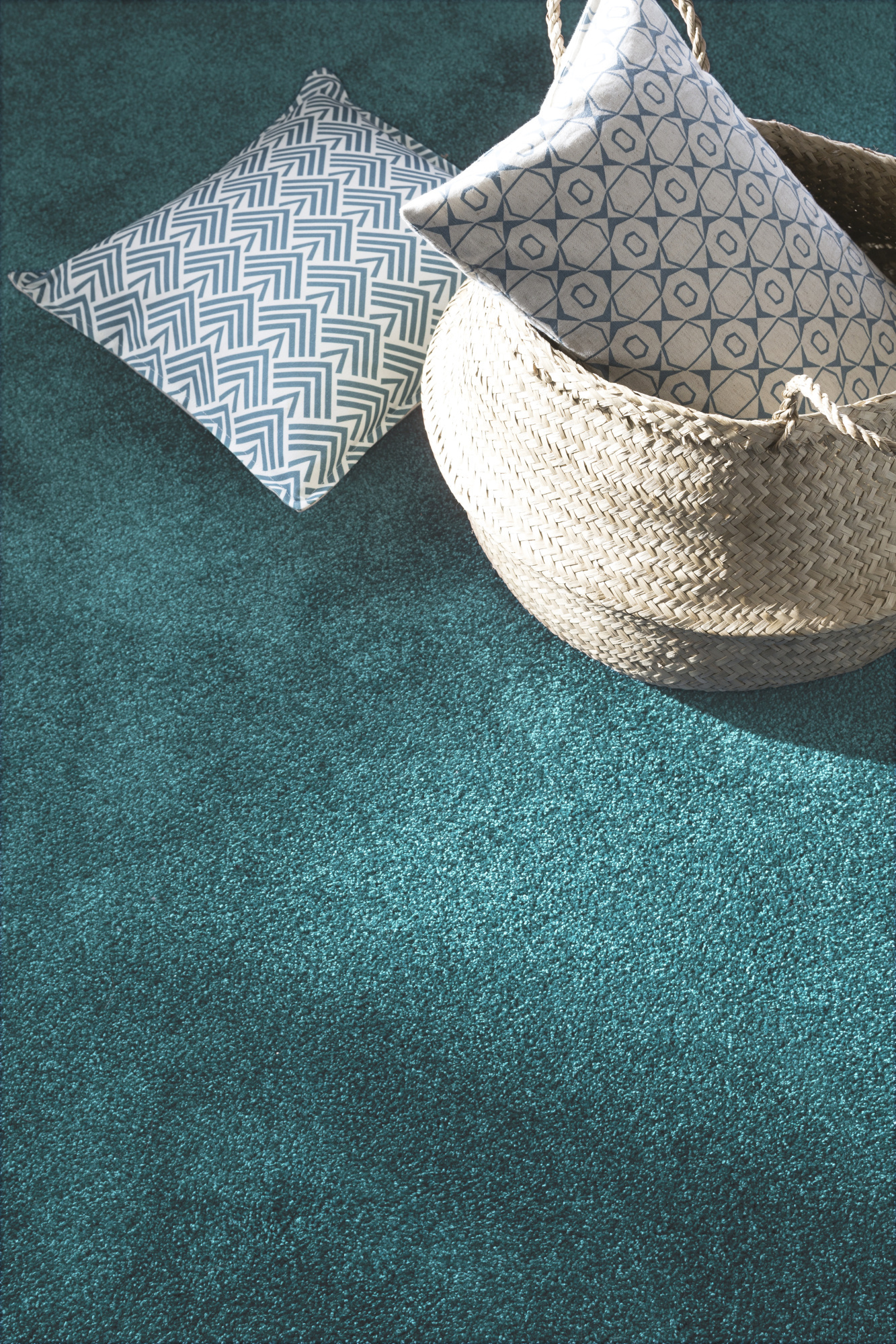 Moquette Délicatesse - Bleu lagon mettant en valeur une décoration aux inspirations bord de mer et matières naturelles