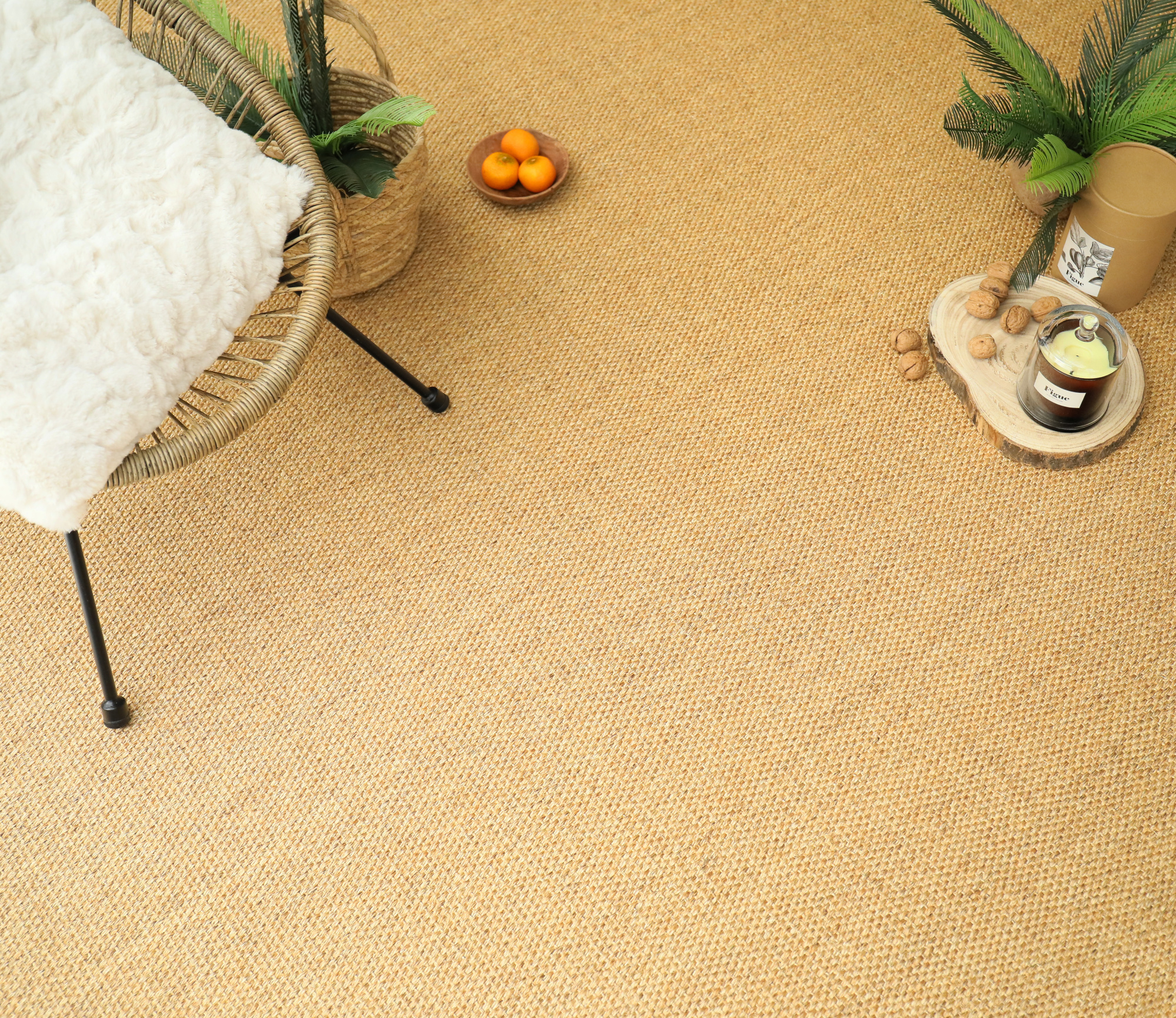 Sol Sisal - Crafted - Malt dans un espace aménagé avec fauteuil tressé et plante verte