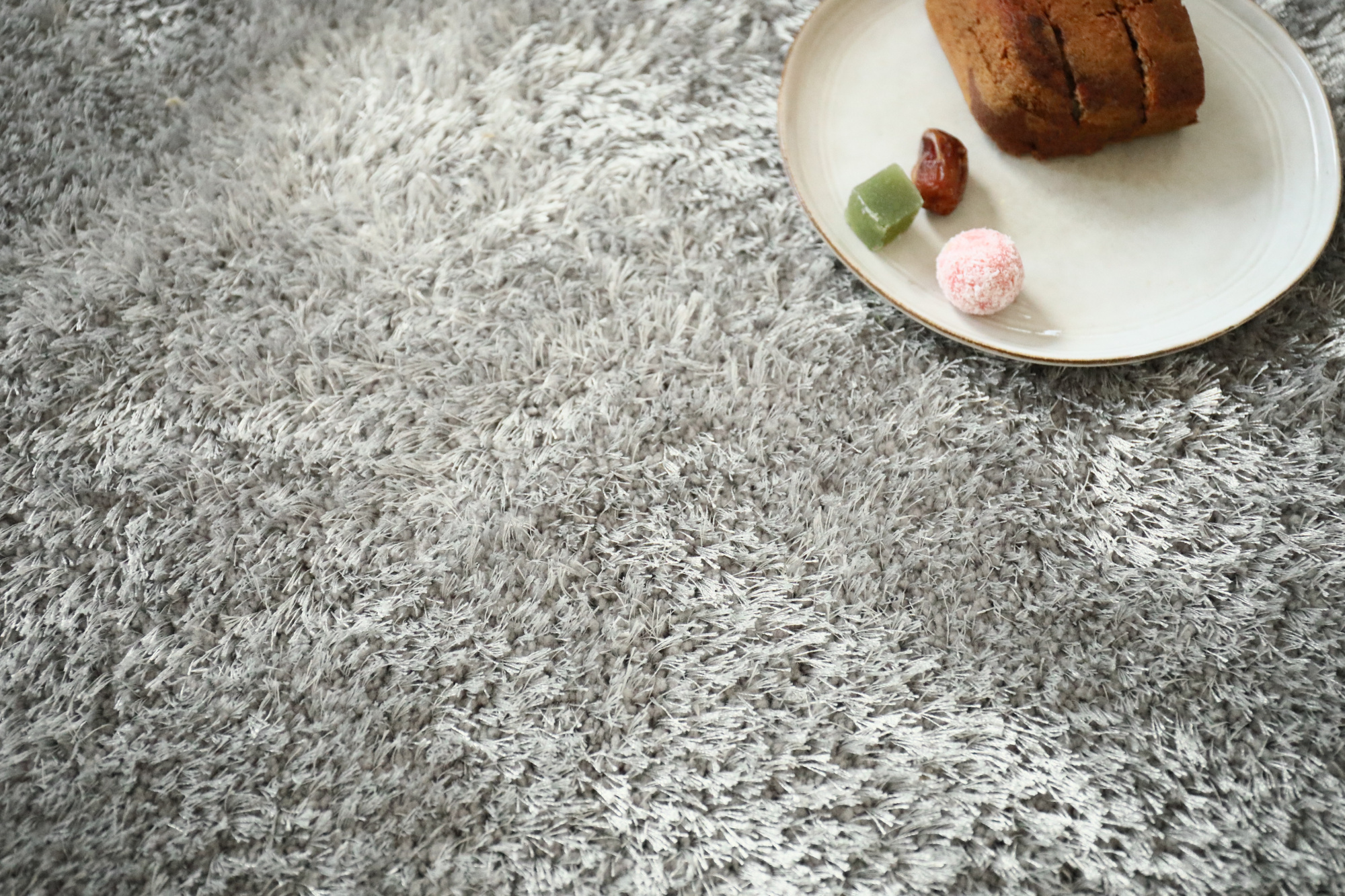 Moquette shaggy Glossy FusionBac gris urbain, confort acoustique et isolation performante